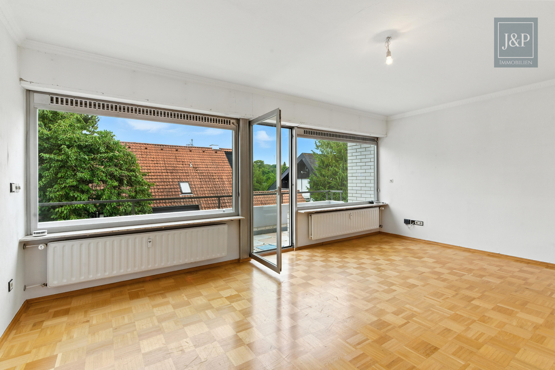 Mehrgenerationenwohnen oder Kapitalanlage – Mehrfamilienhaus mit vier Einheiten in Bestlage! - Wohnzimmer 1.OG rechts