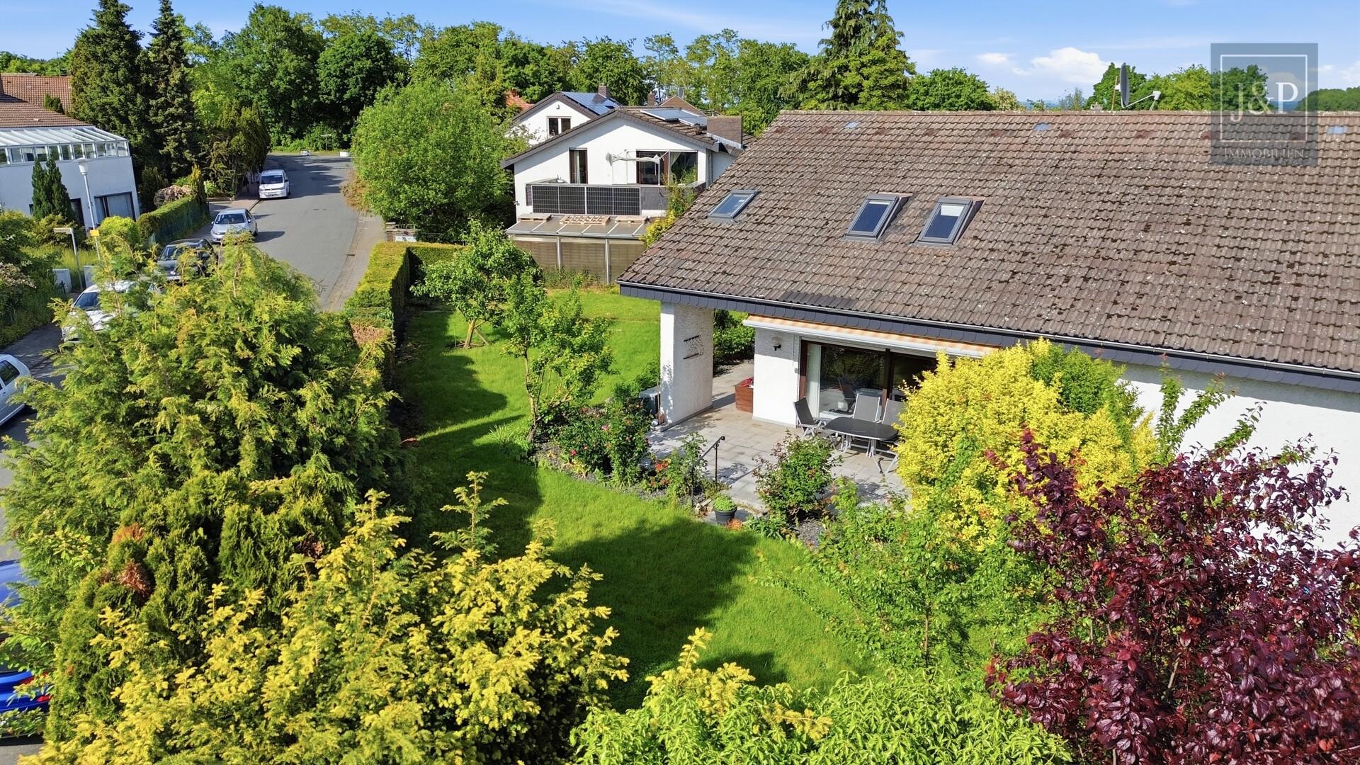 Großzügiges Zweifamilienhaus mit großem Garten & Sauna in ruhiger Wohnlage von Roßdorf - Aussenansicht