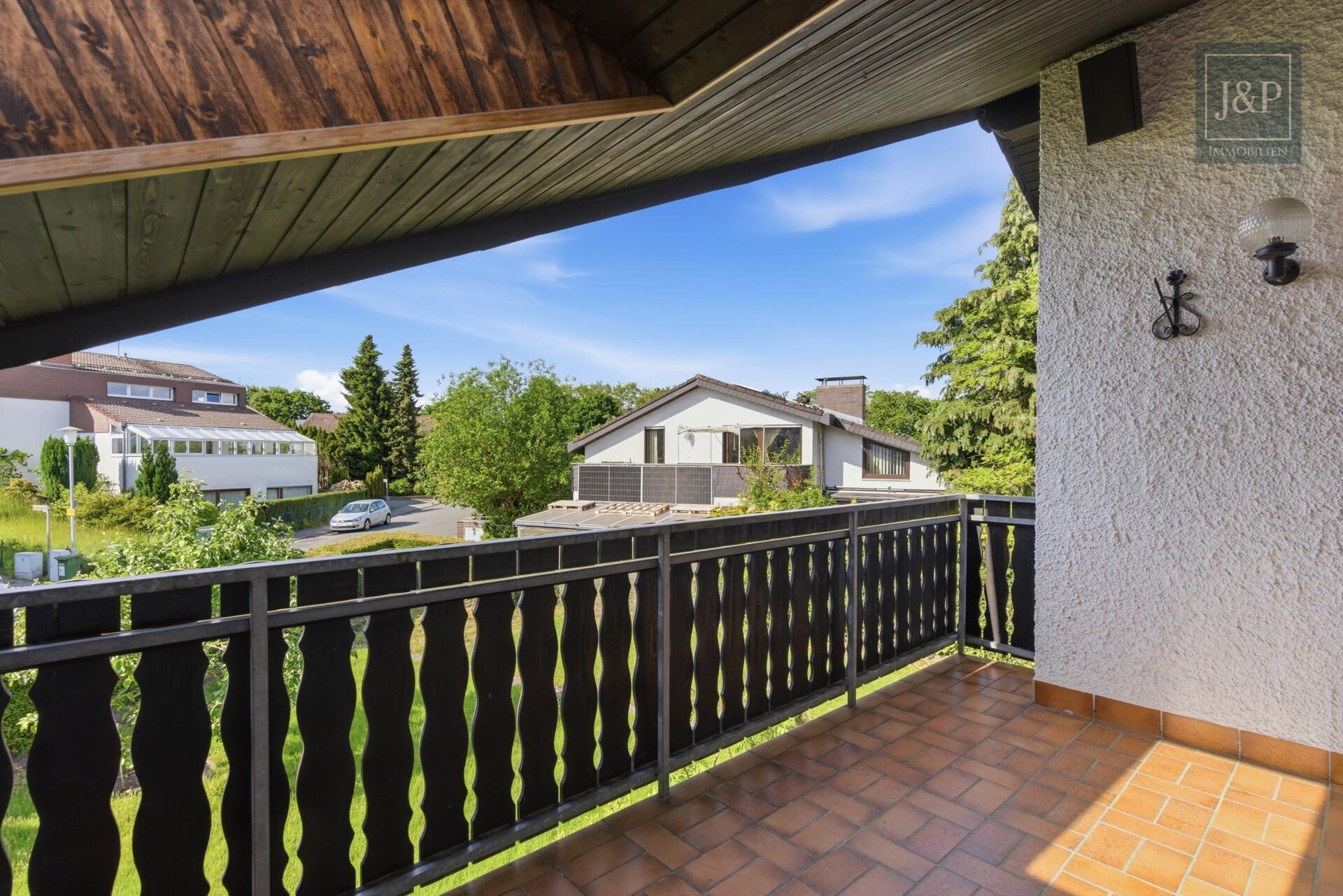 Großzügiges Zweifamilienhaus mit großem Garten & Sauna in ruhiger Wohnlage von Roßdorf - Balkon
