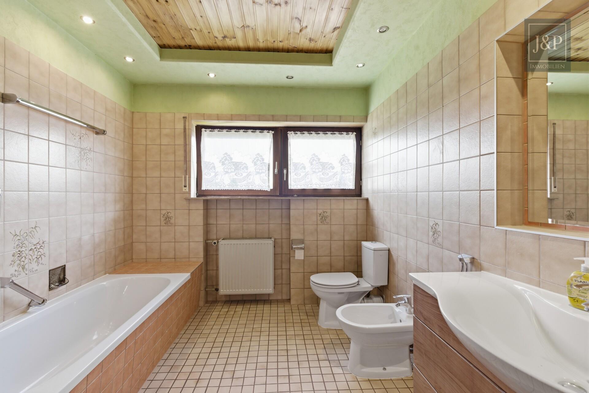 Großzügiges Zweifamilienhaus mit großem Garten & Sauna in ruhiger Wohnlage von Roßdorf - Badezimmer OG