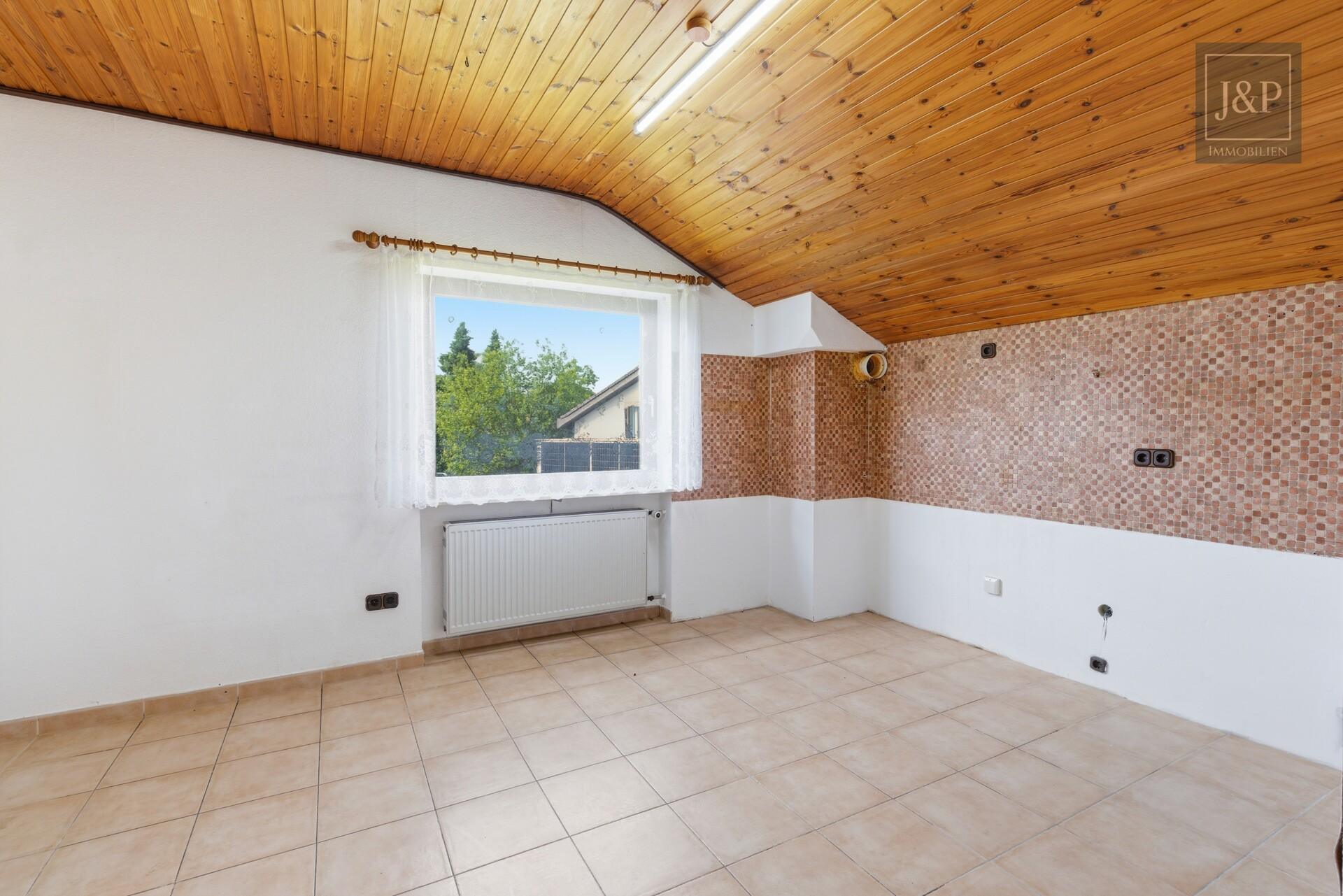 Großzügiges Zweifamilienhaus mit großem Garten & Sauna in ruhiger Wohnlage von Roßdorf - Küche OG