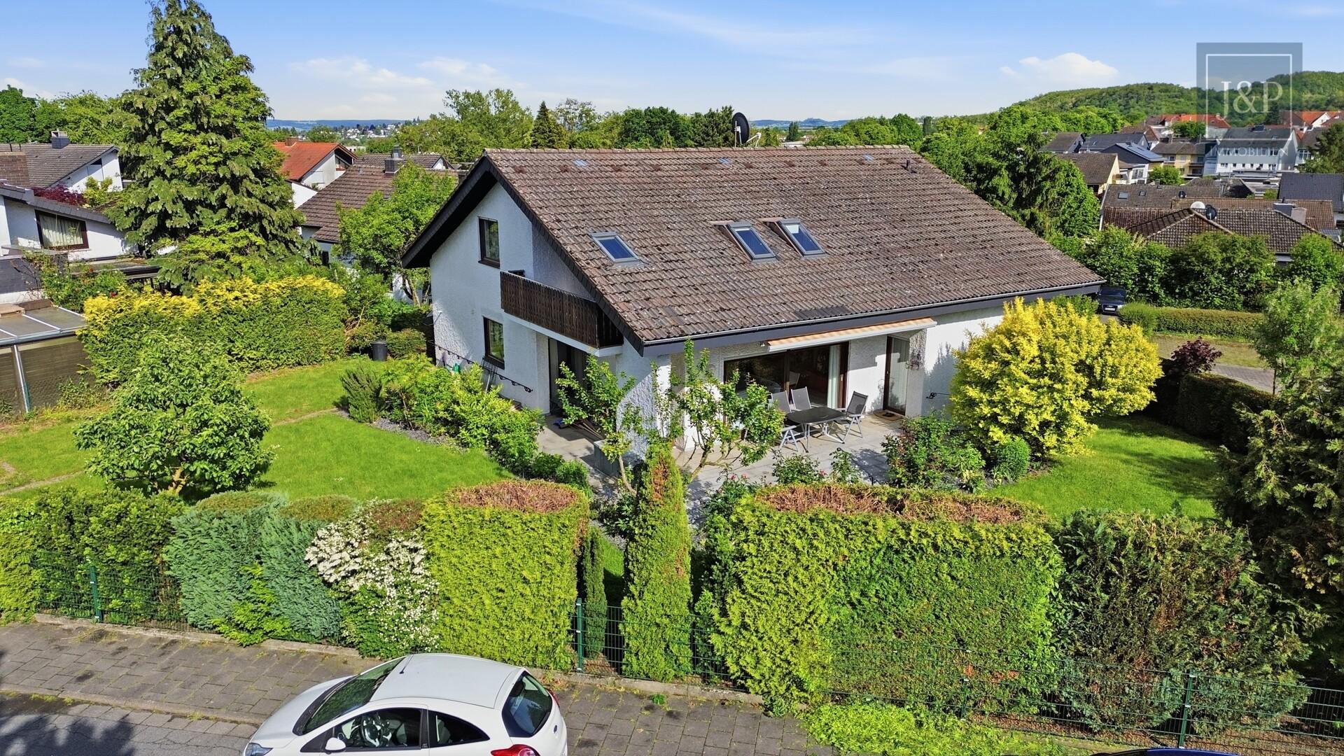 Großzügiges Zweifamilienhaus mit großem Garten & Sauna in ruhiger Wohnlage von Roßdorf - Aussenansicht