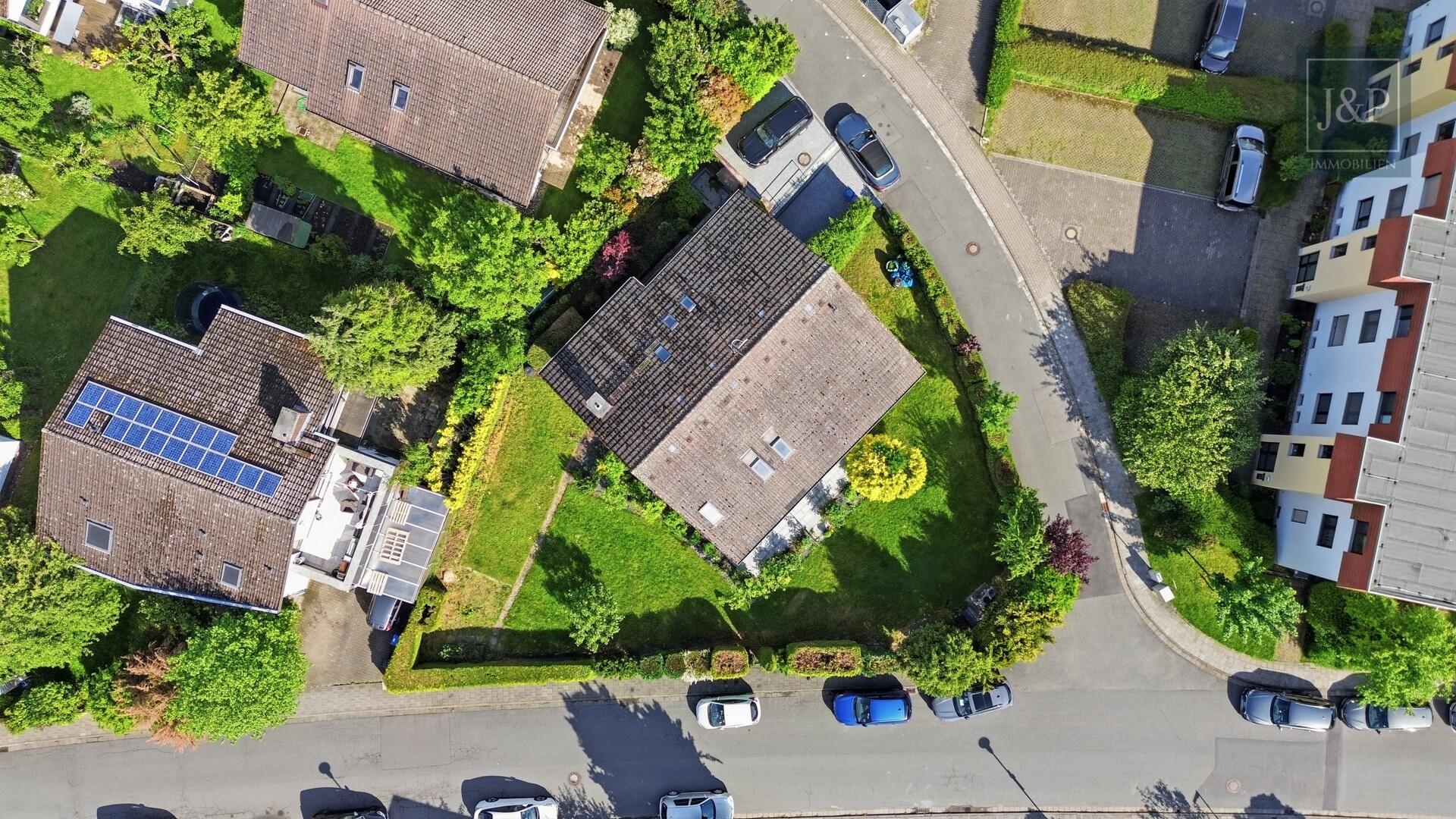 Großzügiges Zweifamilienhaus mit großem Garten & Sauna in ruhiger Wohnlage von Roßdorf - Vogelperspektive