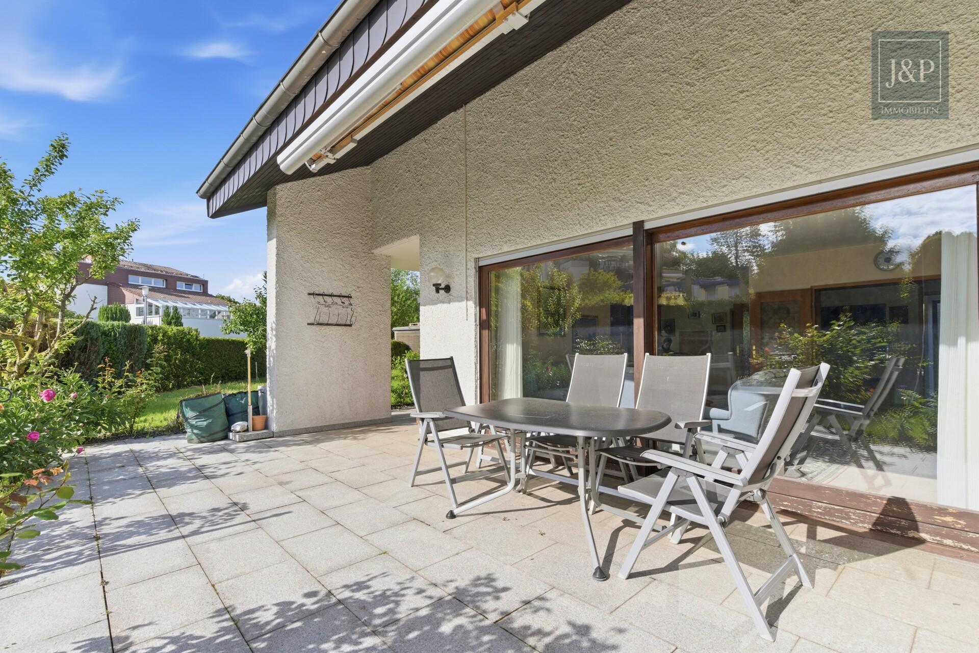 Großzügiges Zweifamilienhaus mit großem Garten & Sauna in ruhiger Wohnlage von Roßdorf - Terasse