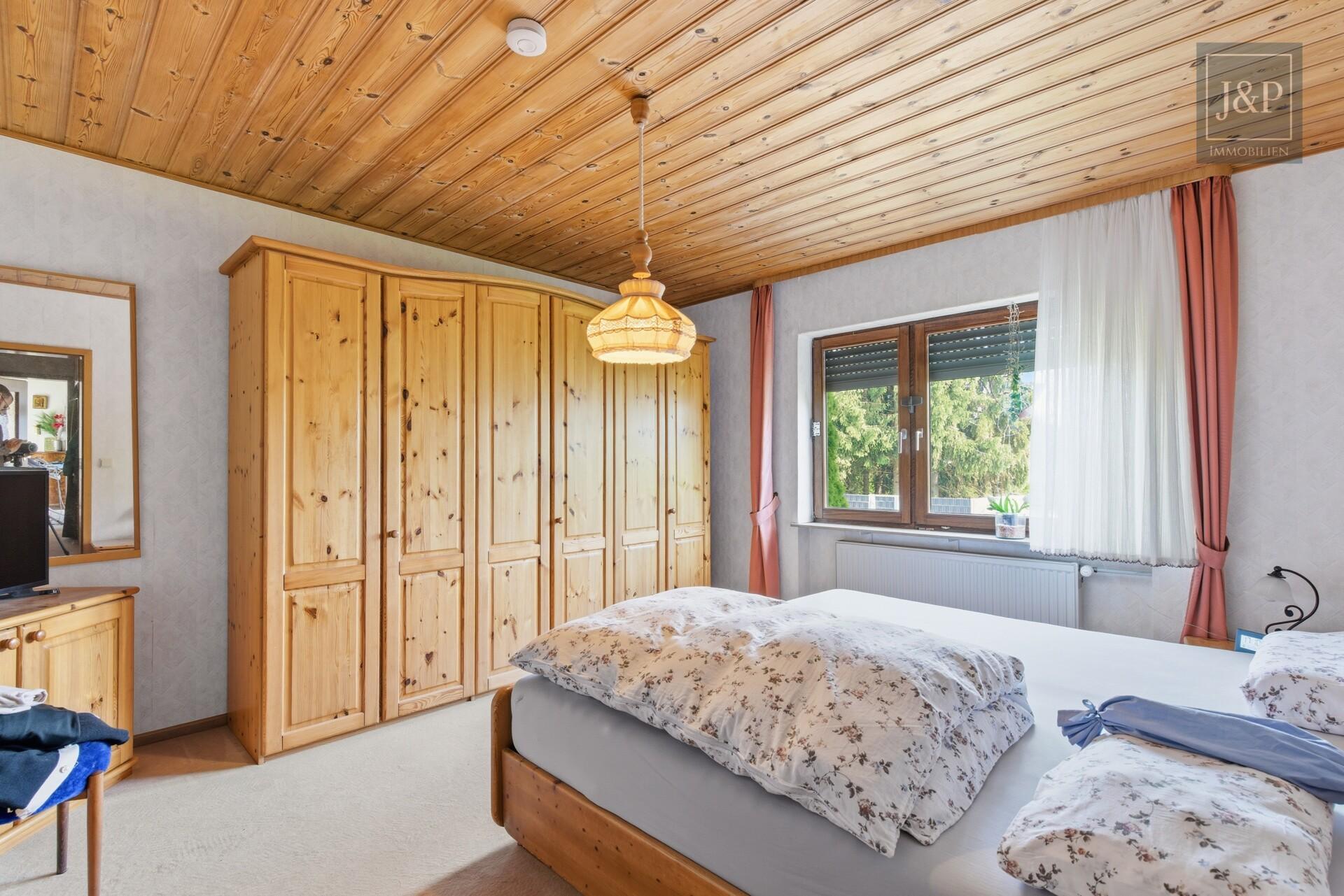 Großzügiges Zweifamilienhaus mit großem Garten & Sauna in ruhiger Wohnlage von Roßdorf - Schlafzimmer EG