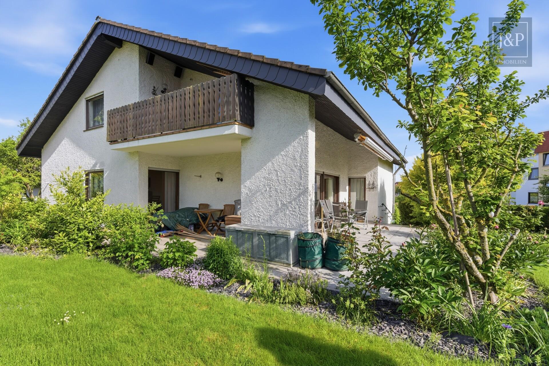 Großzügiges Zweifamilienhaus mit großem Garten & Sauna in ruhiger Wohnlage von Roßdorf - Aussenansicht