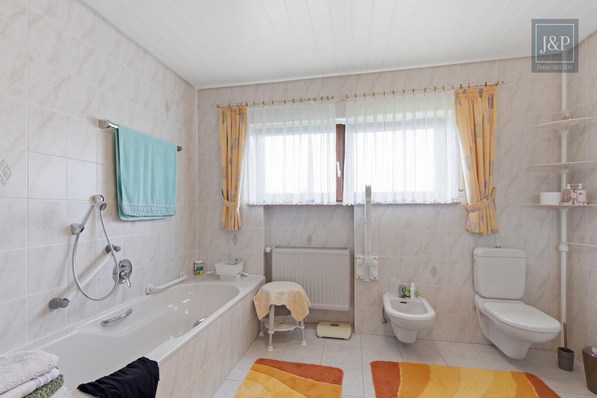 Großzügiges Zweifamilienhaus mit großem Garten & Sauna in ruhiger Wohnlage von Roßdorf - Badezimmer EG