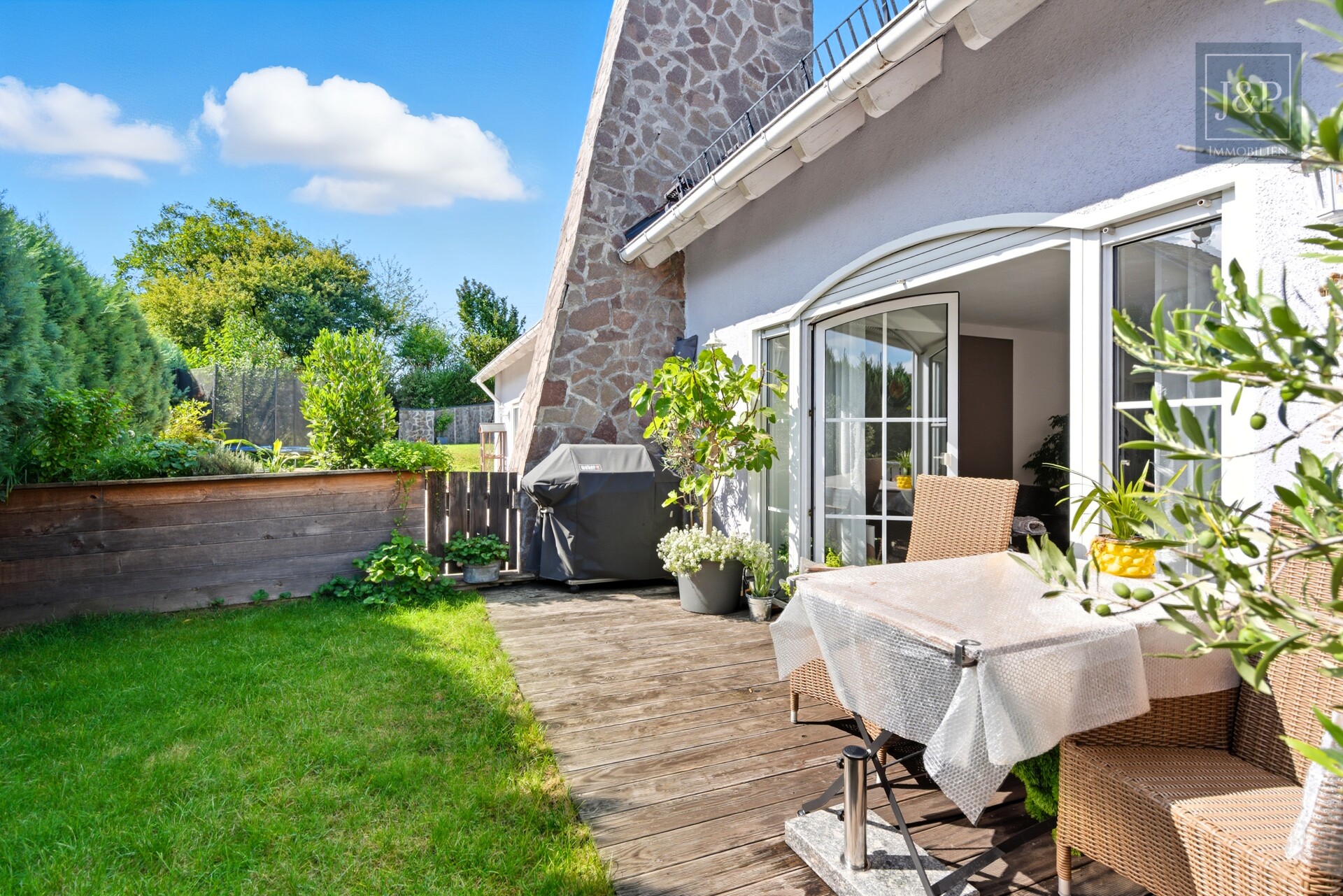 Ein - Zweifamilienhaus im Villenviertel von Glattbach. Gehobener Lebensstil am Waldrand - ELW Garten