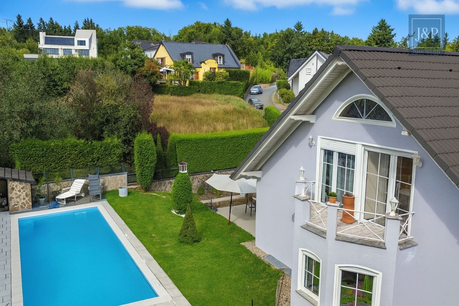 Ein - Zweifamilienhaus im Villenviertel von Glattbach. Gehobener Lebensstil am Waldrand - Nachbarschaft