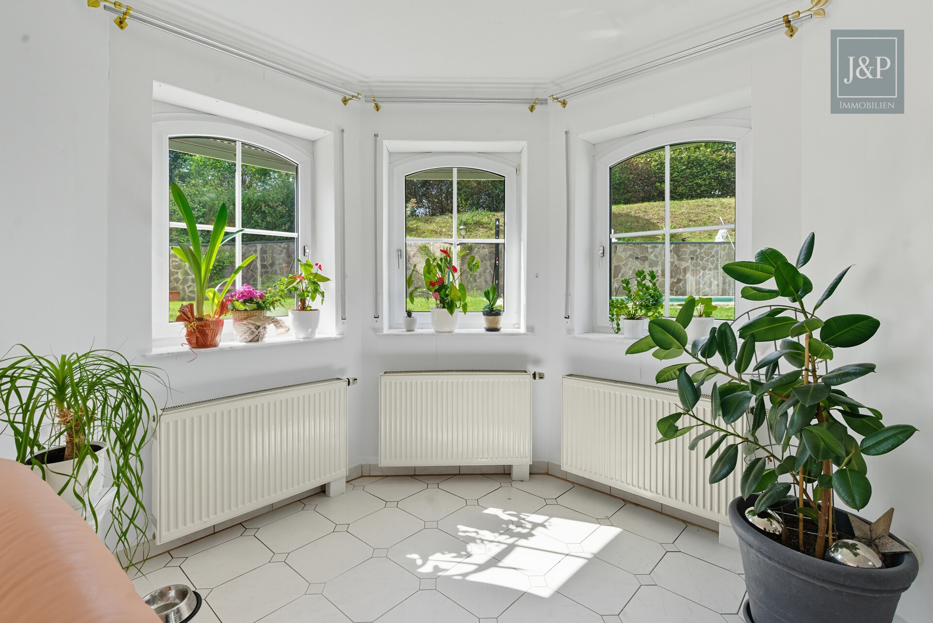 Ein - Zweifamilienhaus im Villenviertel von Glattbach. Gehobener Lebensstil am Waldrand - Erker