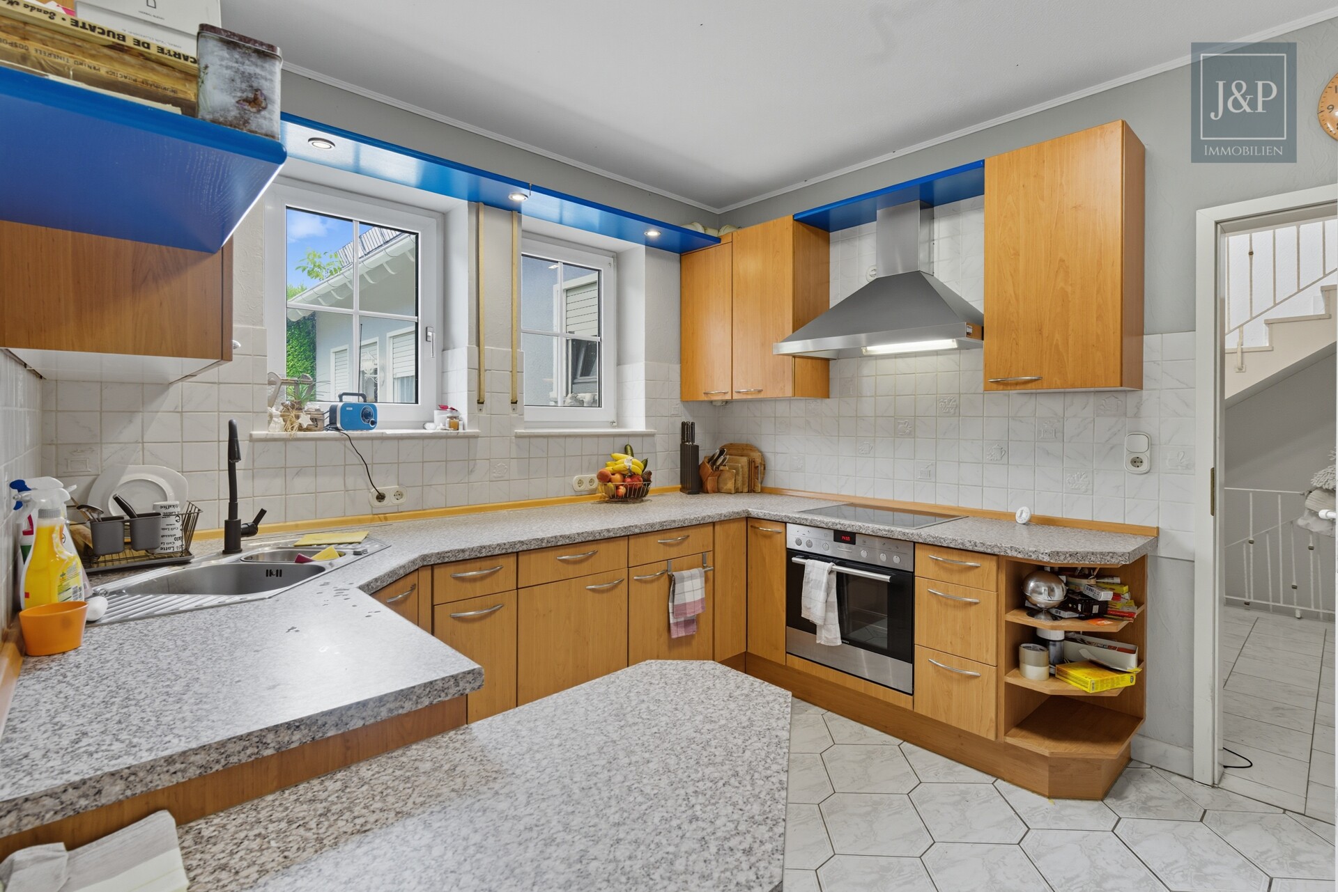 Ein - Zweifamilienhaus im Villenviertel von Glattbach. Gehobener Lebensstil am Waldrand - EG Küche