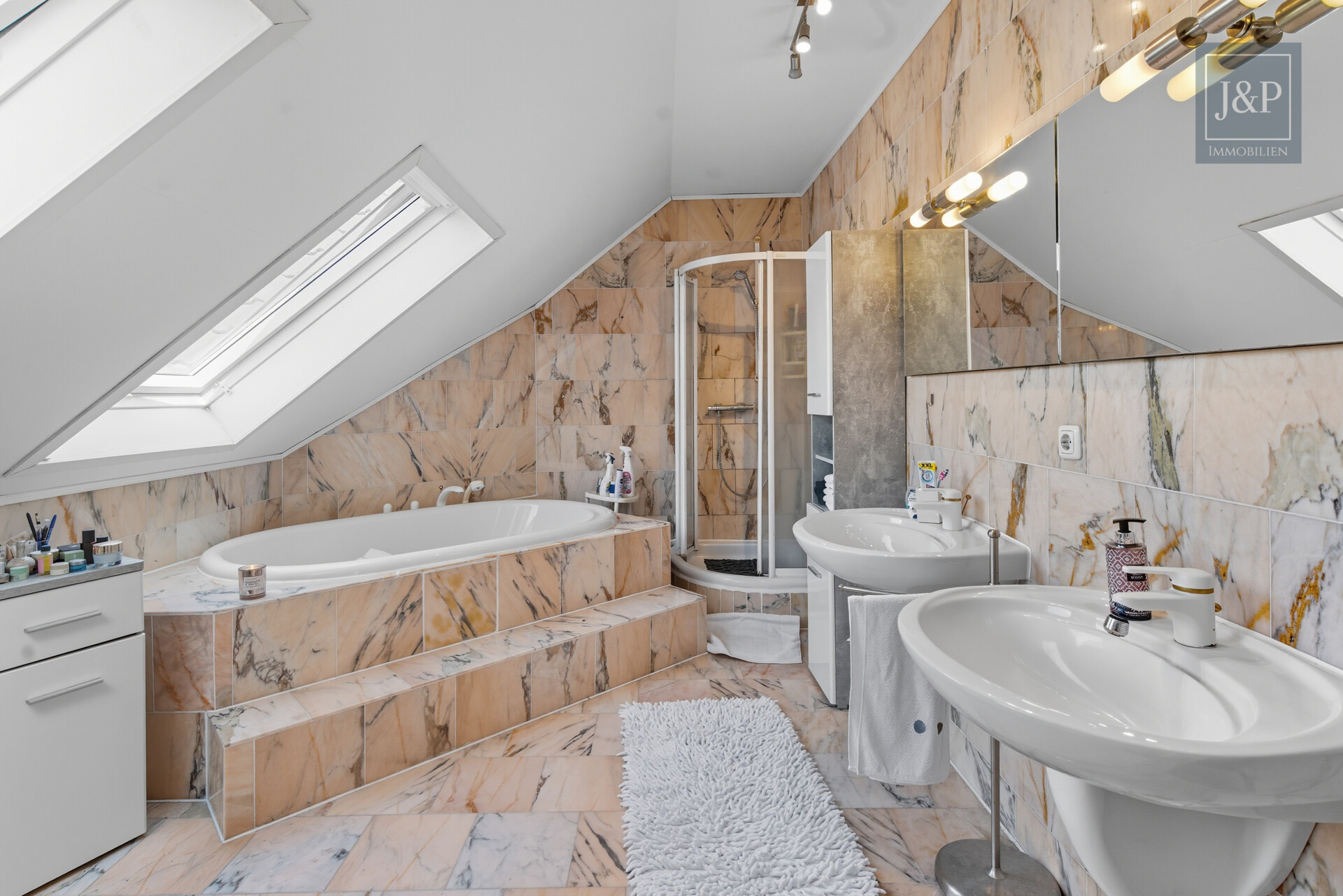 Ein - Zweifamilienhaus im Villenviertel von Glattbach. Gehobener Lebensstil am Waldrand - OG en Suite Bad