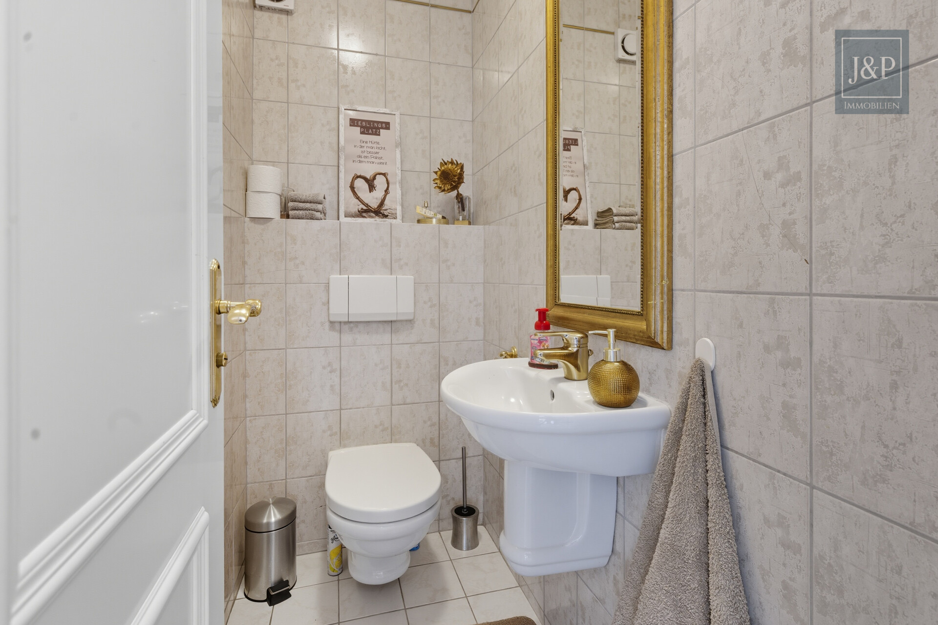 Ein - Zweifamilienhaus im Villenviertel von Glattbach. Gehobener Lebensstil am Waldrand - ELW - Gäste WC