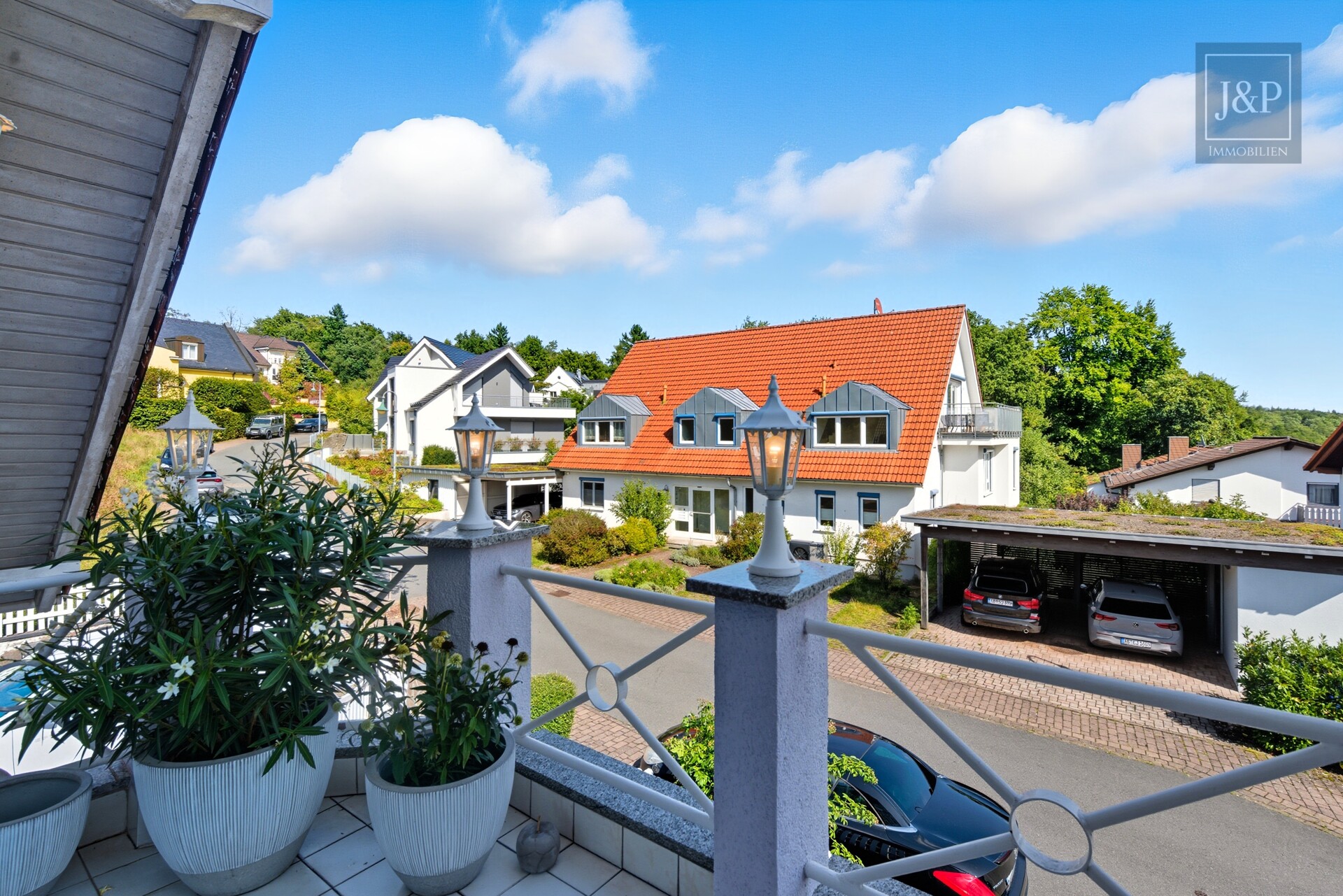 Ein - Zweifamilienhaus im Villenviertel von Glattbach. Gehobener Lebensstil am Waldrand - ELW Balkon