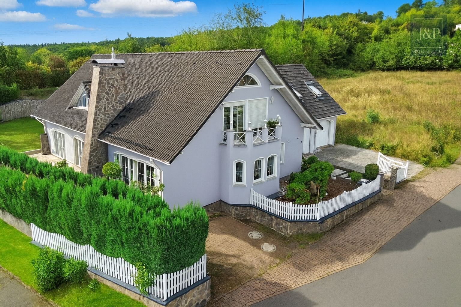 Ein - Zweifamilienhaus im Villenviertel von Glattbach. Gehobener Lebensstil am Waldrand - Außenansicht