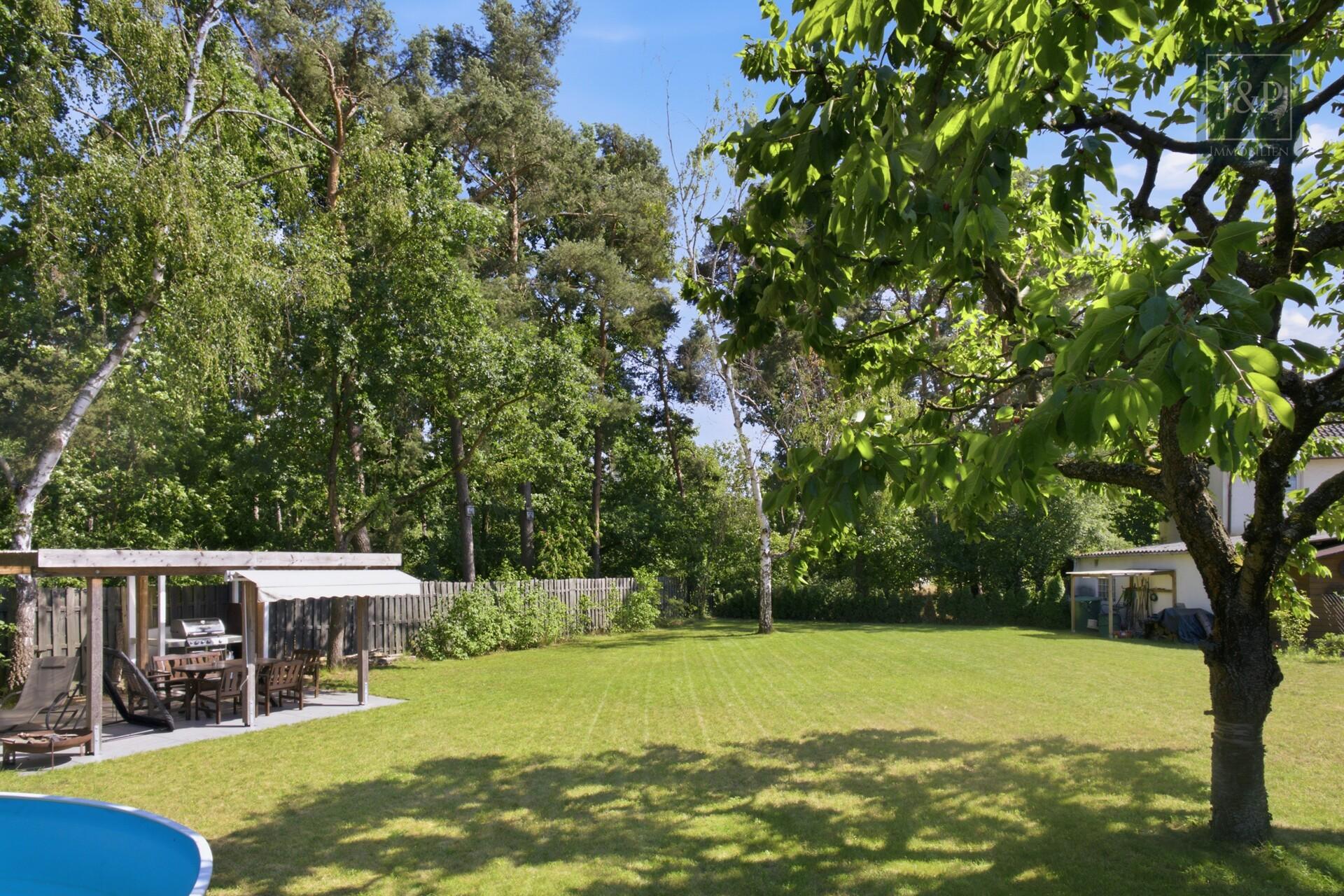 Vielseitiges Mehrgenerationendomizil mit XXL-Garten in Fürth Stadeln - Blick Richtung Grill-Terrasse