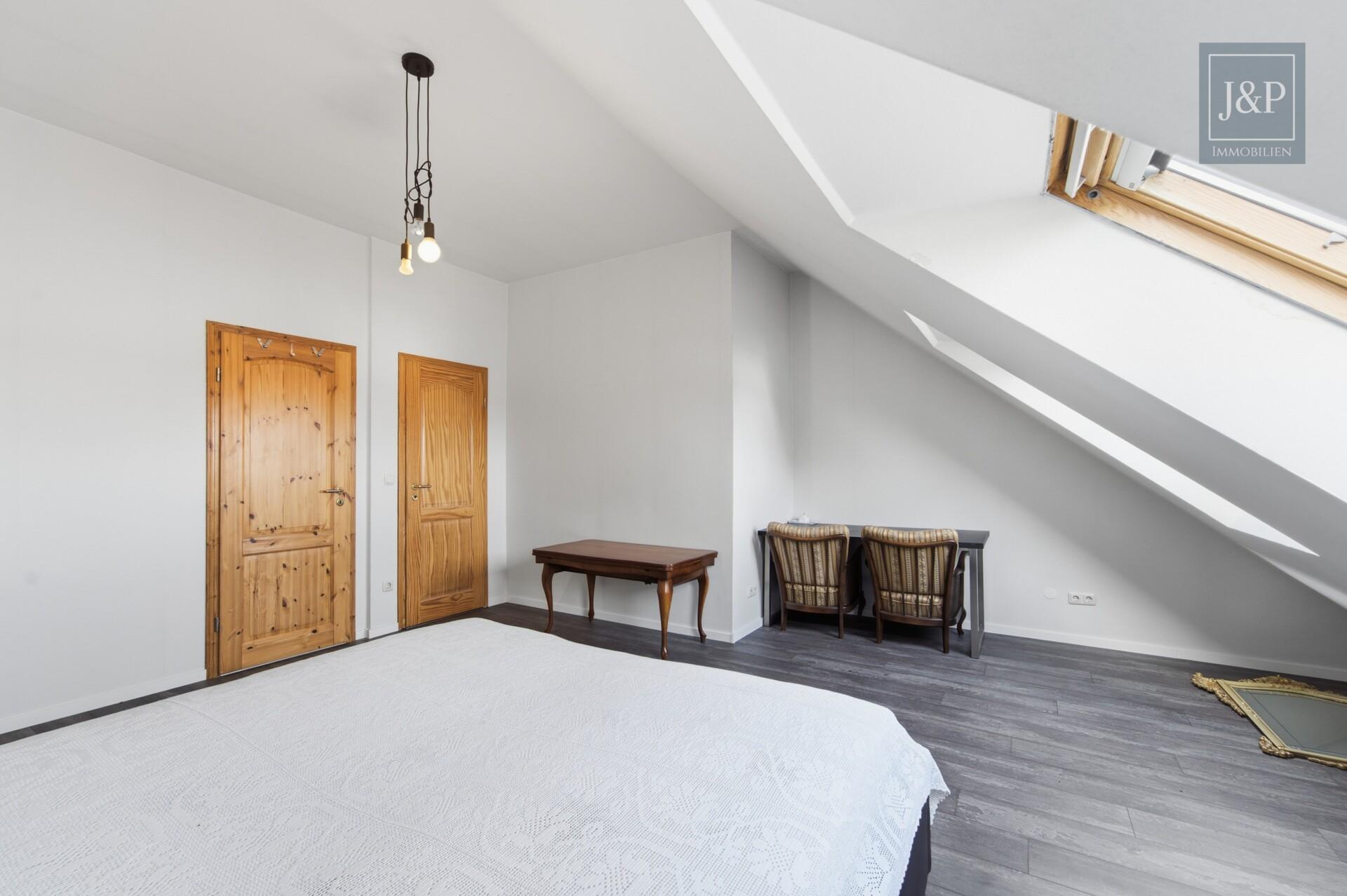 Familienfreundliches Reihenmittelhaus in Rodheim: 5 Zimmer, Garten und modernisierte Ausstattung - Zimmer DG