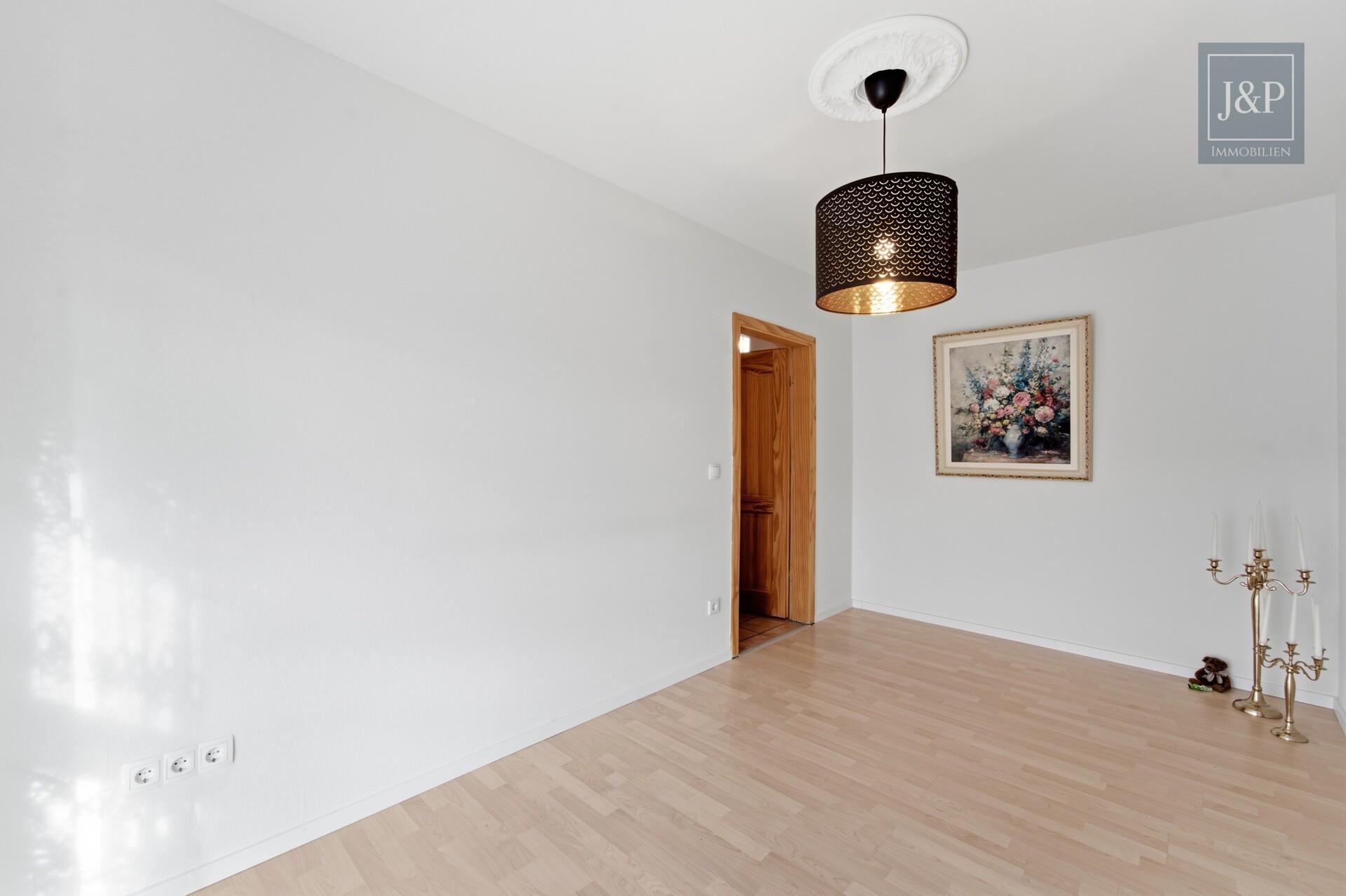 Familienfreundliches Reihenmittelhaus in Rodheim: 5 Zimmer, Garten und modernisierte Ausstattung - Zimmer 1 OG