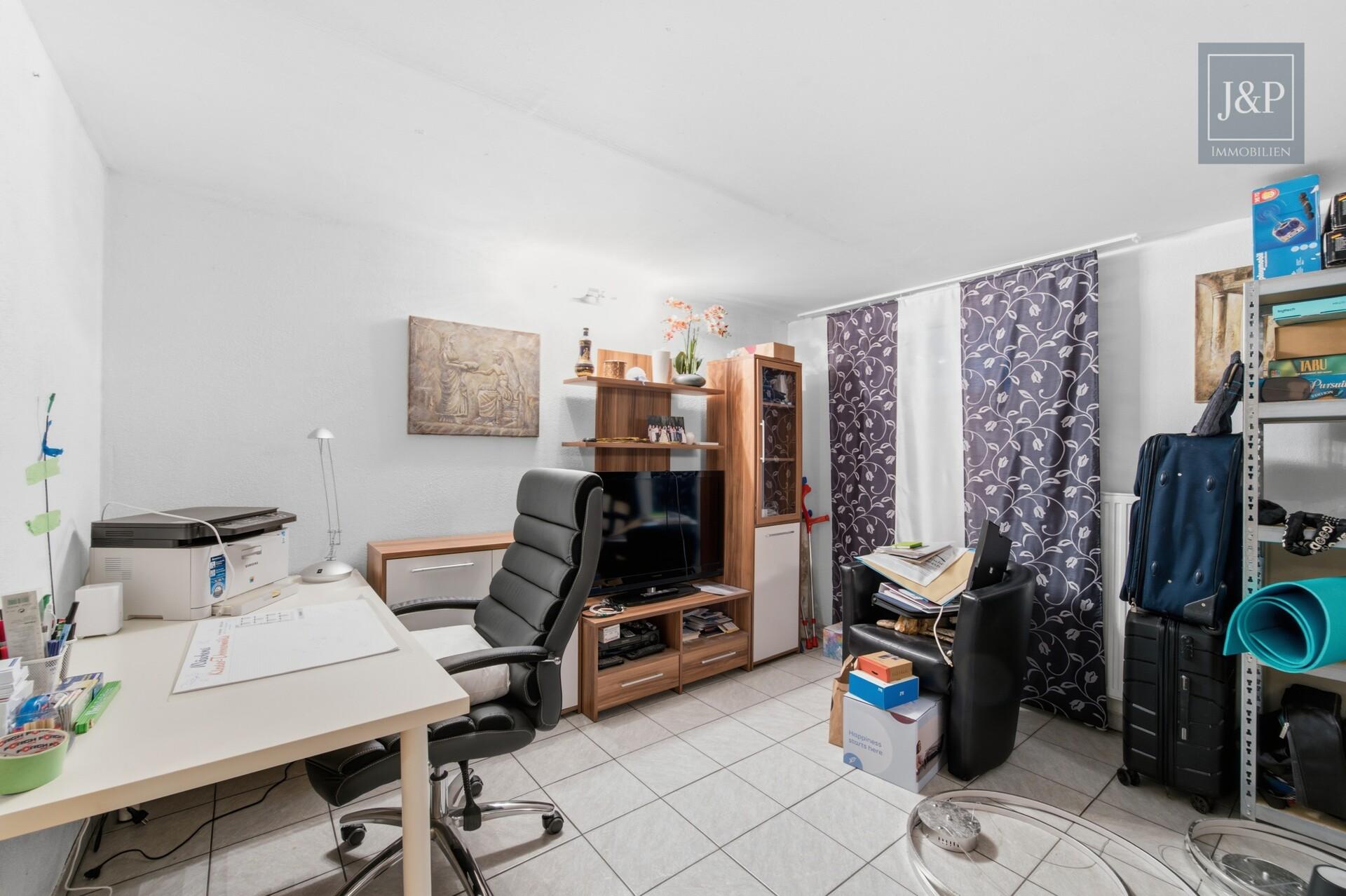 Familienfreundliches Reihenmittelhaus in Rodheim: 5 Zimmer, Garten und modernisierte Ausstattung - Zimmer KG