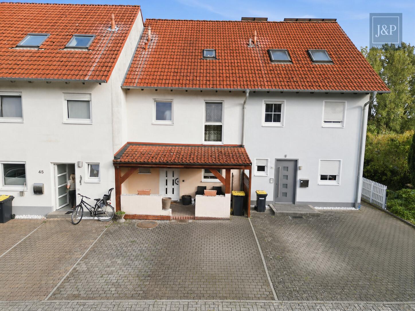 Familienfreundliches Reihenmittelhaus in Rodheim: 5 Zimmer, Garten und modernisierte Ausstattung - Aussenansicht