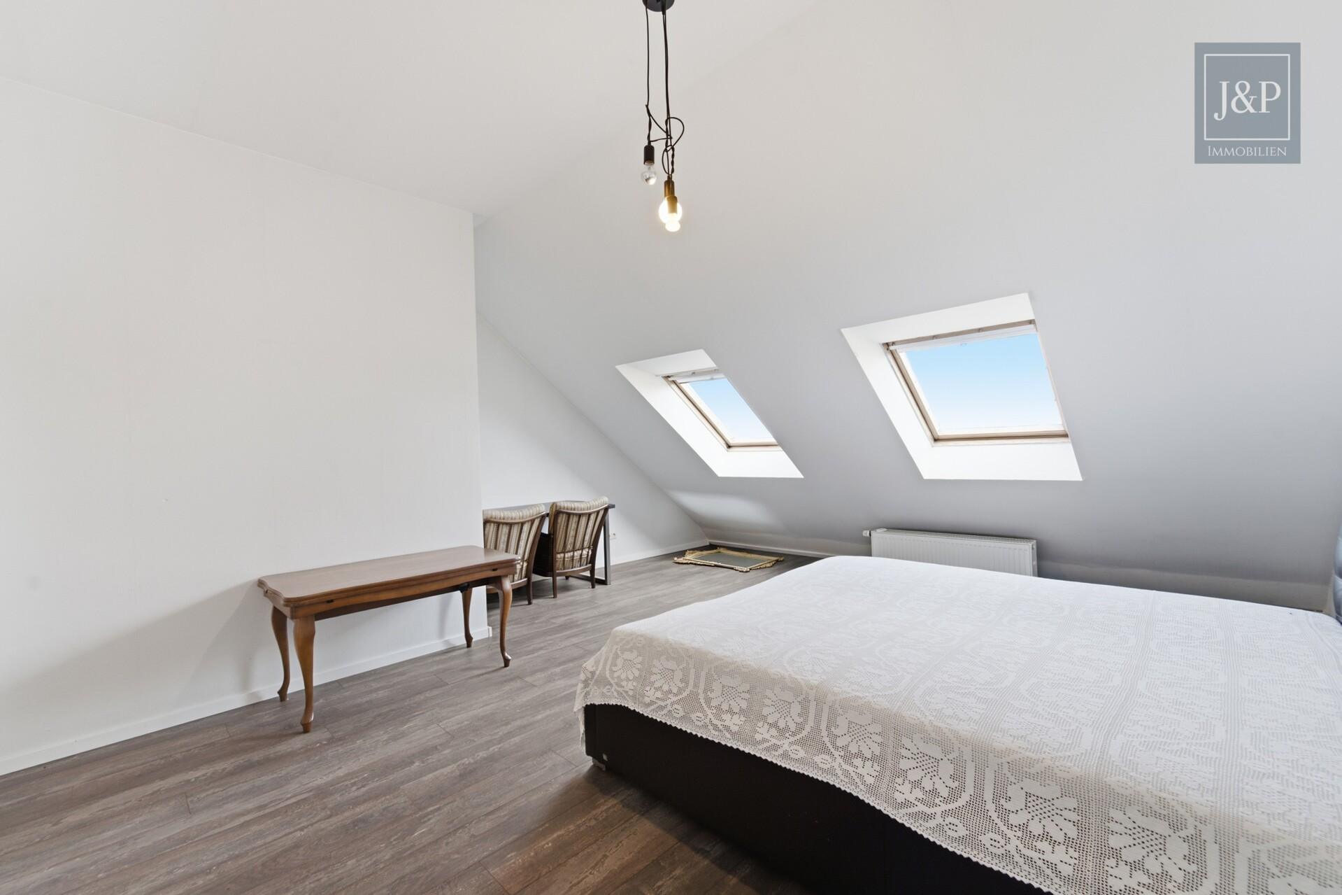Familienfreundliches Reihenmittelhaus in Rodheim: 5 Zimmer, Garten und modernisierte Ausstattung - Zimmer DG