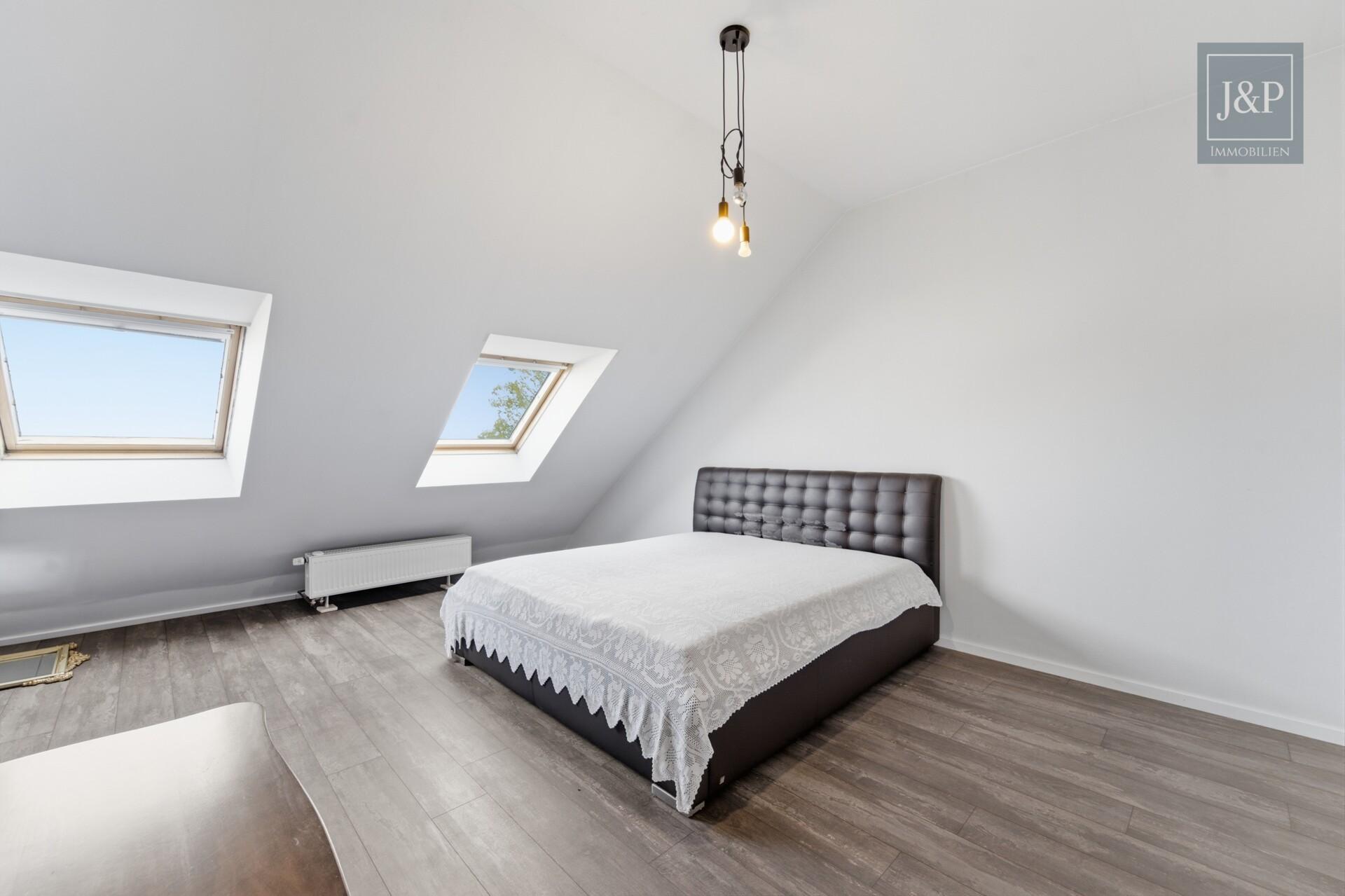 Familienfreundliches Reihenmittelhaus in Rodheim: 5 Zimmer, Garten und modernisierte Ausstattung - Zimmer DG