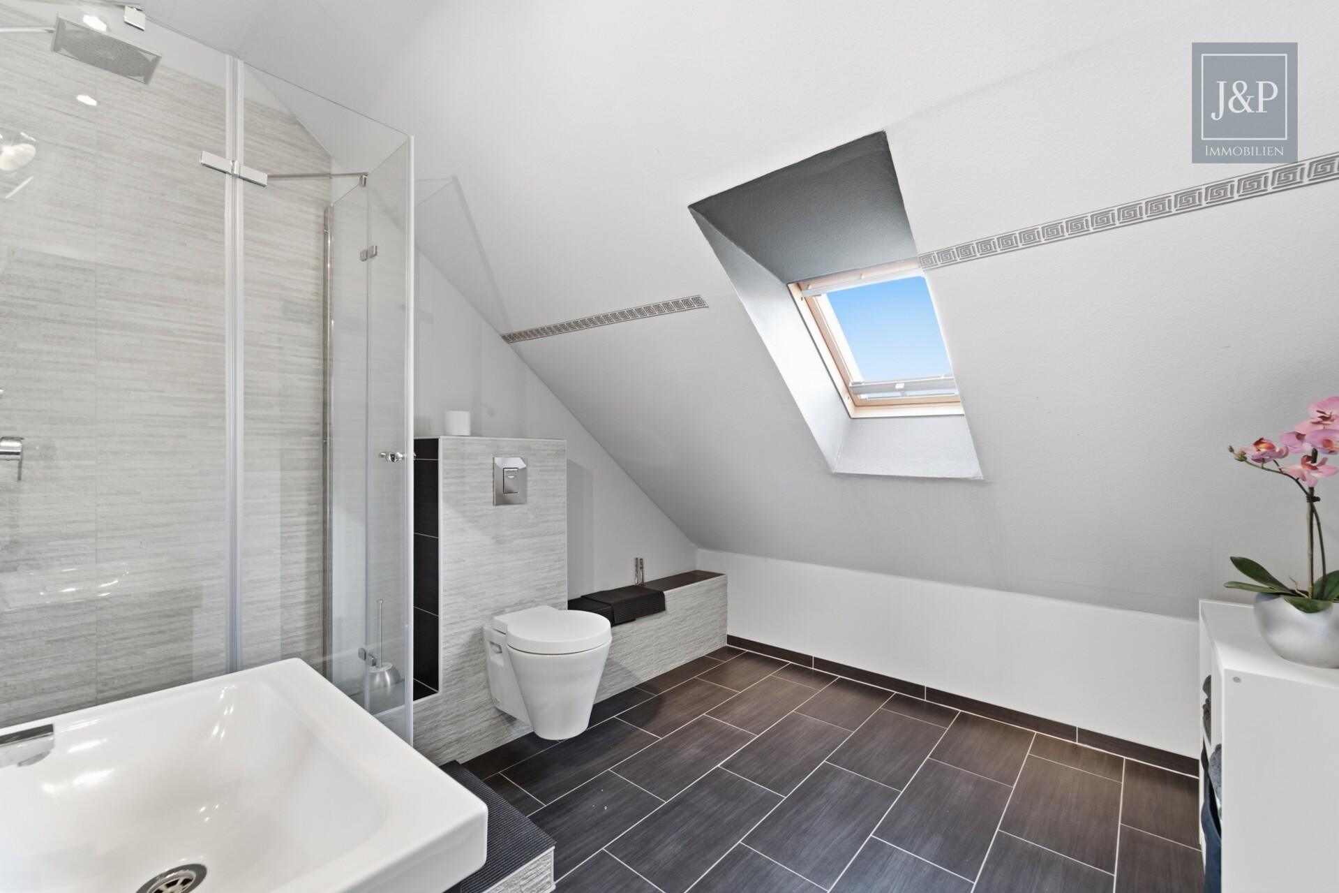 Familienfreundliches Reihenmittelhaus in Rodheim: 5 Zimmer, Garten und modernisierte Ausstattung - Badezimmer DG
