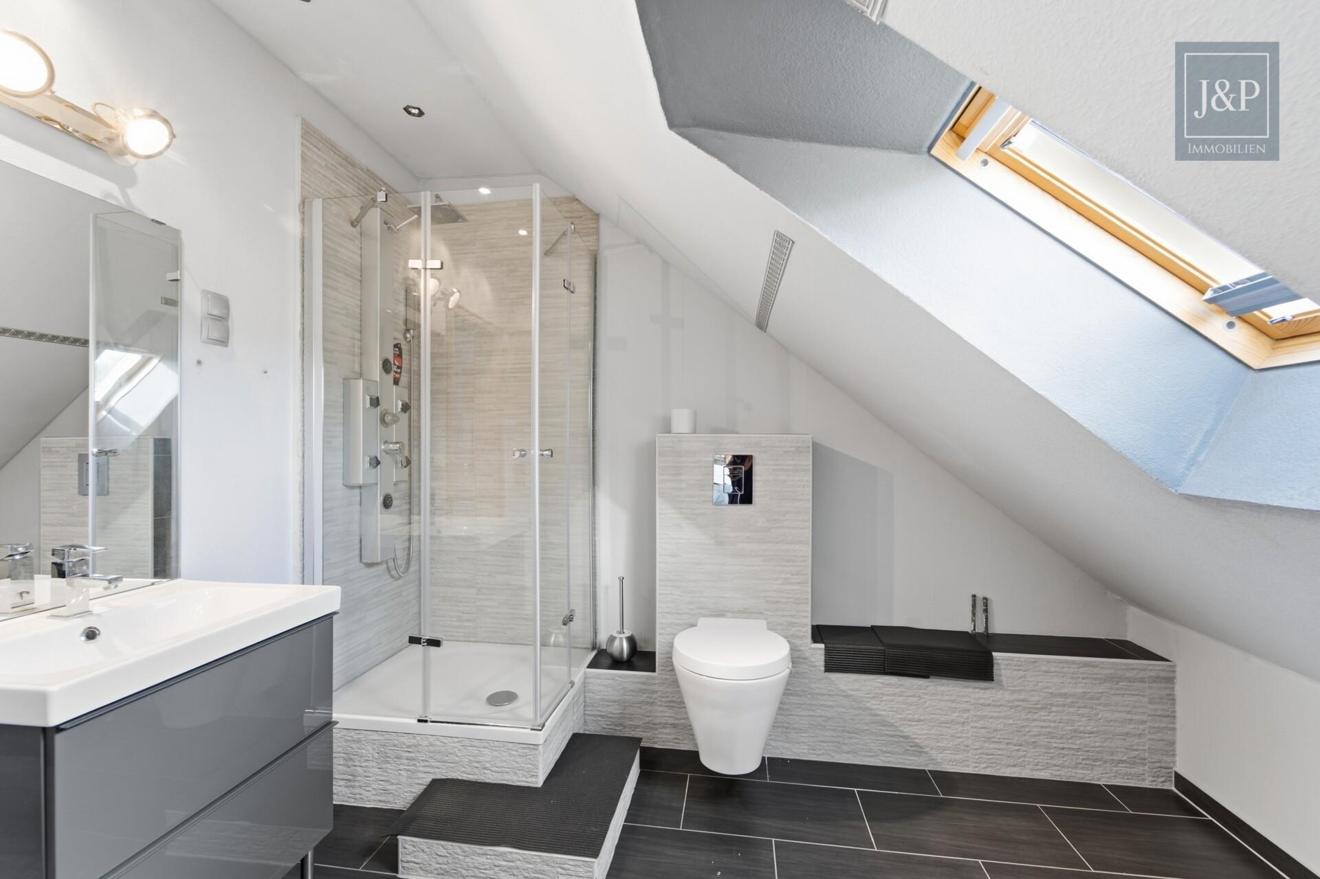 Familienfreundliches Reihenmittelhaus in Rodheim: 5 Zimmer, Garten und modernisierte Ausstattung - Badezimmer DG