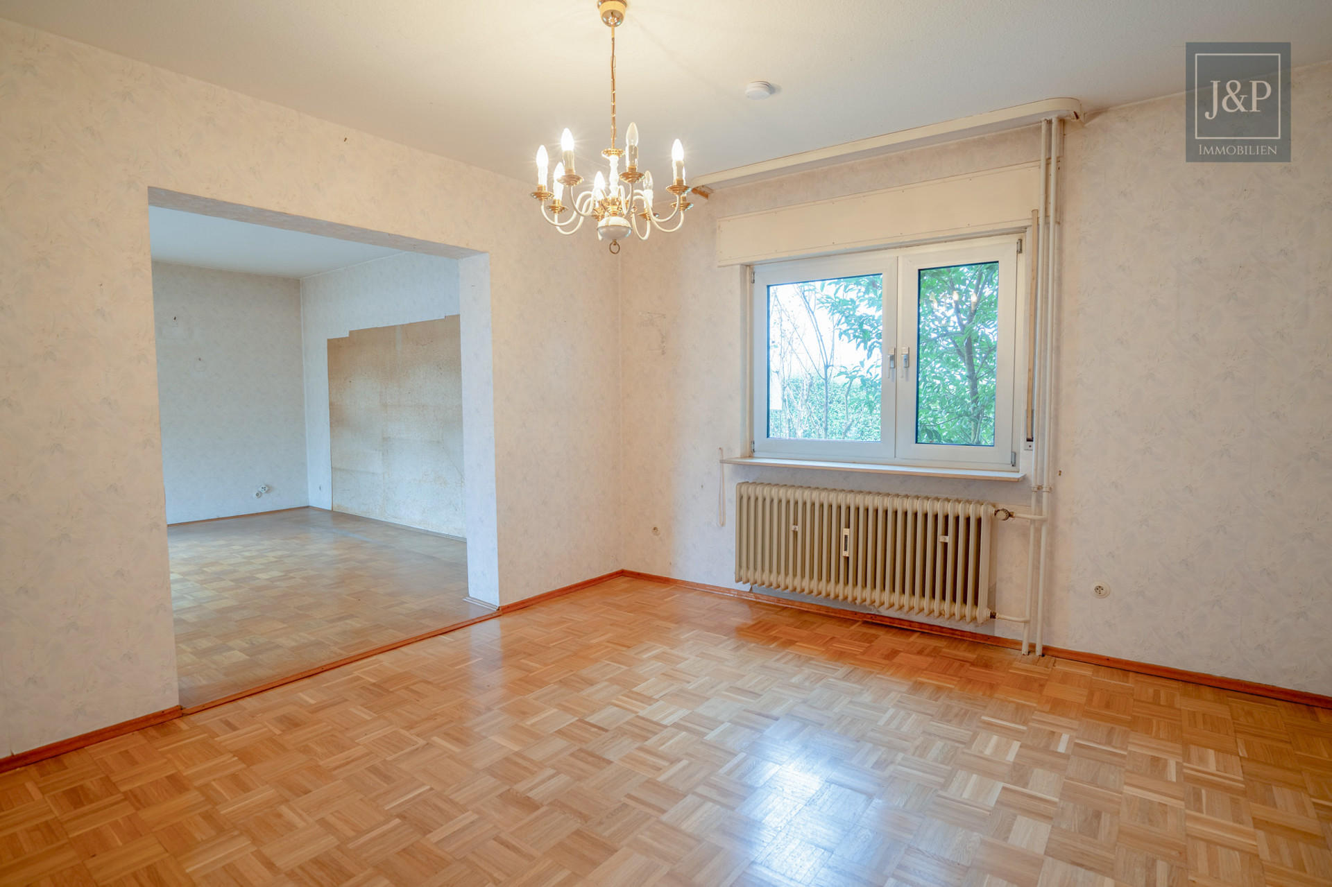 5,2% Rendite im Herzen von Sulzbach! - Kapitalanlage mit Entwicklungspotenzial in Top-Lage - EG Wohnzimmer