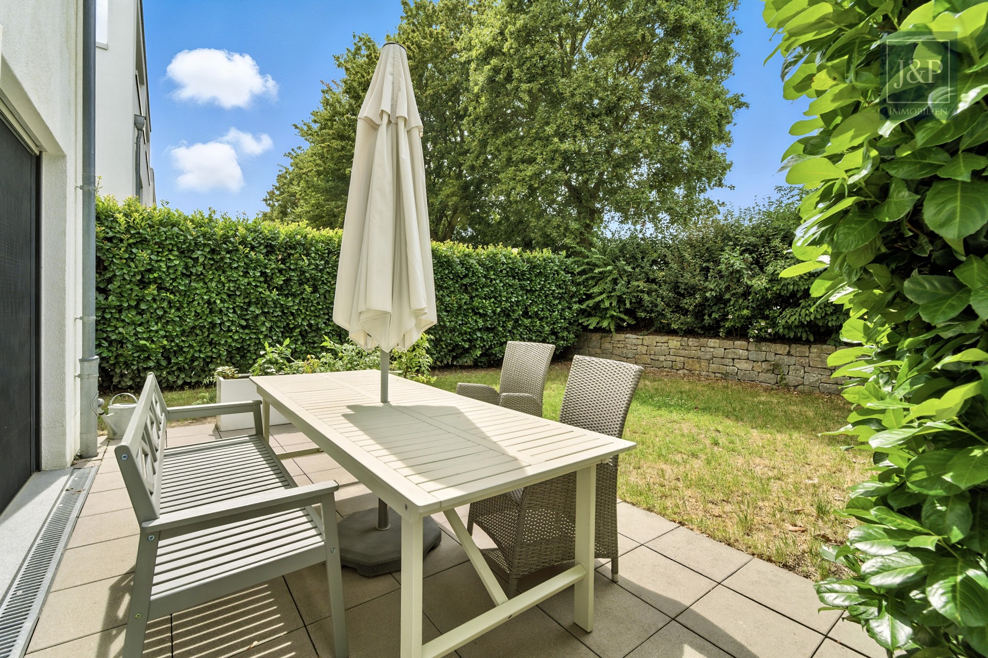 Seltene Gelegenheit! Moderne Doppelhaushälfte mit Elternsuite, Feldblick & hochwertiger Ausstattung in Wallau - Terrasse