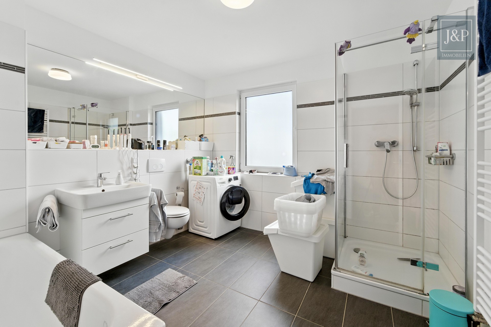 Seltene Gelegenheit! Moderne Doppelhaushälfte mit Elternsuite, Feldblick & hochwertiger Ausstattung in Wallau - Badezimmer