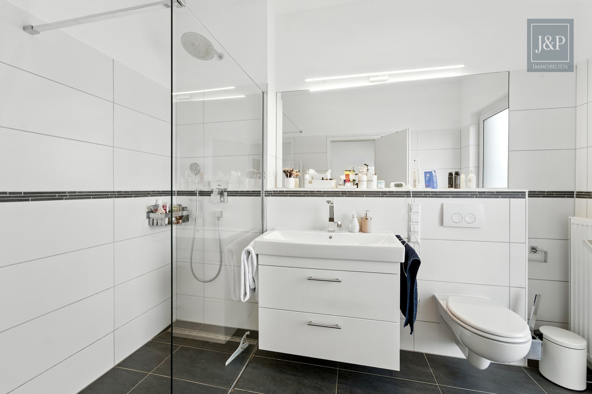 Seltene Gelegenheit! Moderne Doppelhaushälfte mit Elternsuite, Feldblick & hochwertiger Ausstattung in Wallau - Eltern-Badezimmer
