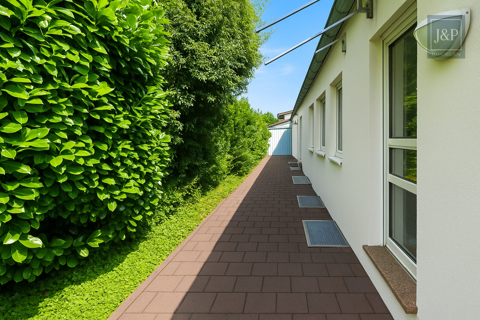 Wohnen in Top-Lage von Goldbach! – Besonderes Wohnerlebnis im Architektenhaus - Ausgang Küche