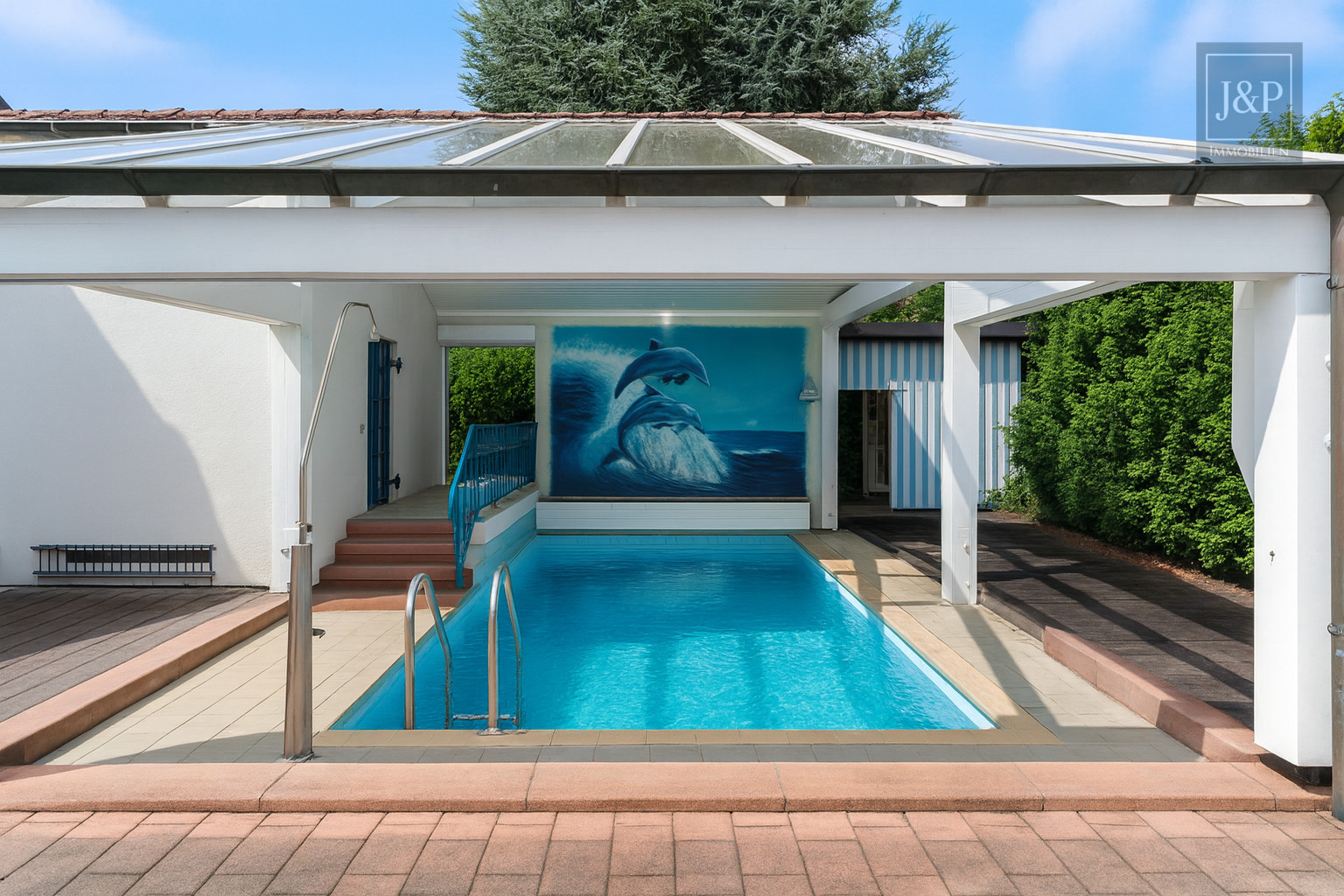 Wohnen in Top-Lage von Goldbach! – Besonderes Wohnerlebnis im Architektenhaus - Überdachter Poolbereich (virtualisiert)