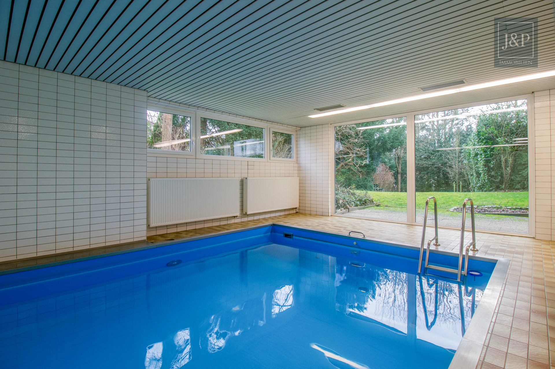 Komplett sanierte Eigentumswohnung am Bad Homburger Kurpark mit Pool, Sauna & gepflegten Gartenbereich - Poolbereich