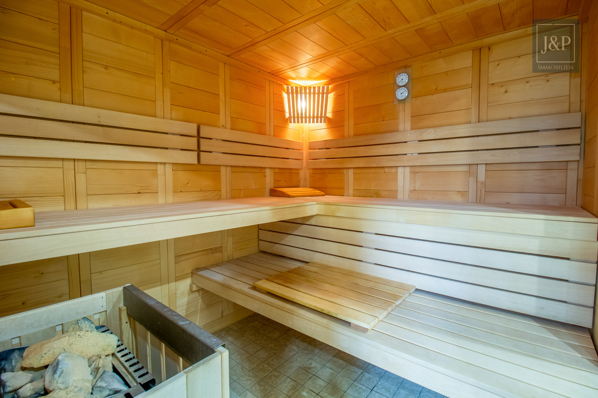 Komplett sanierte Eigentumswohnung am Bad Homburger Kurpark mit Pool, Sauna & gepflegten Gartenbereich - Sauna