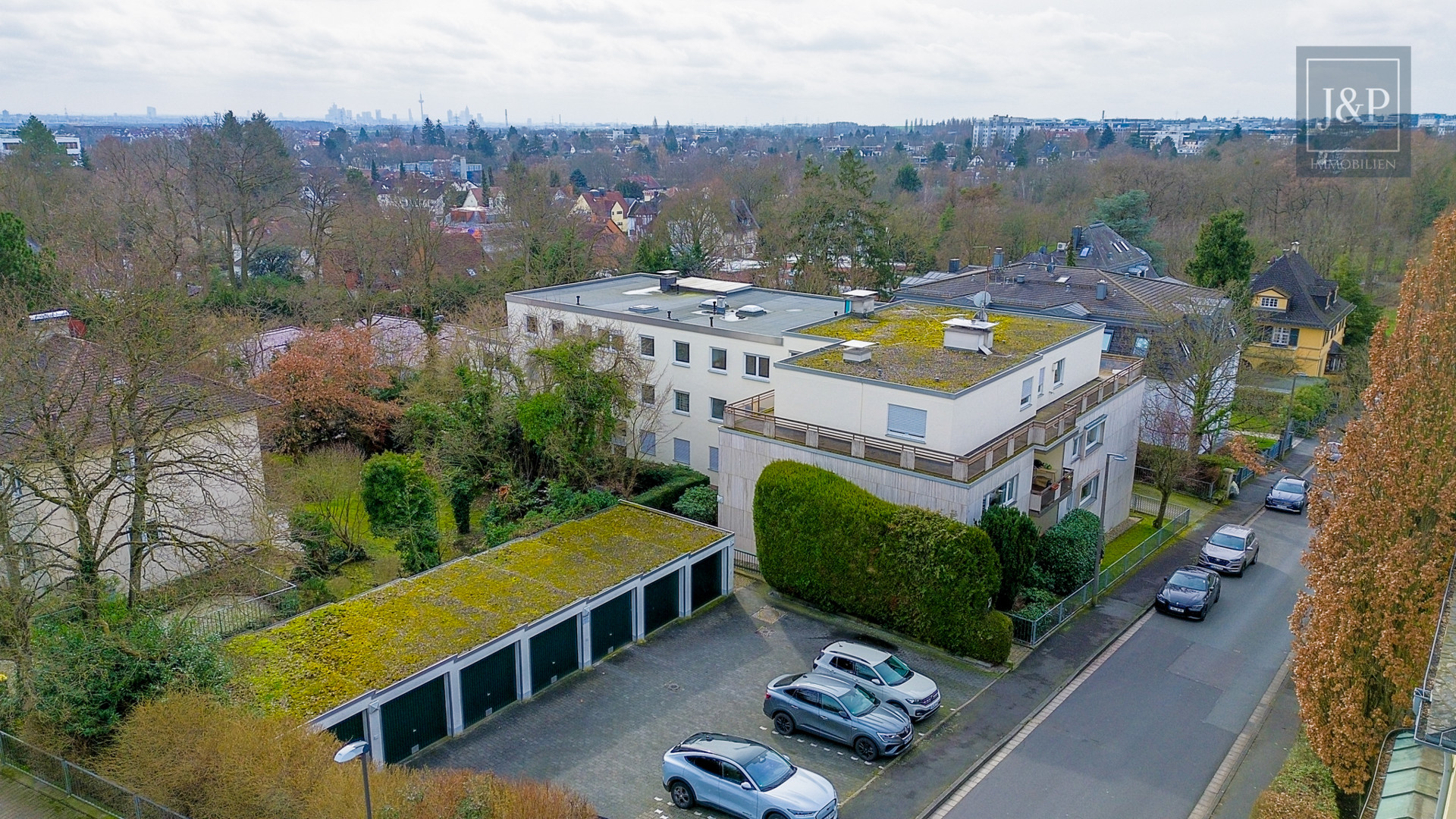 Komplett sanierte Eigentumswohnung am Bad Homburger Kurpark mit Pool, Sauna & gepflegten Gartenbereich - Außenaufnahme