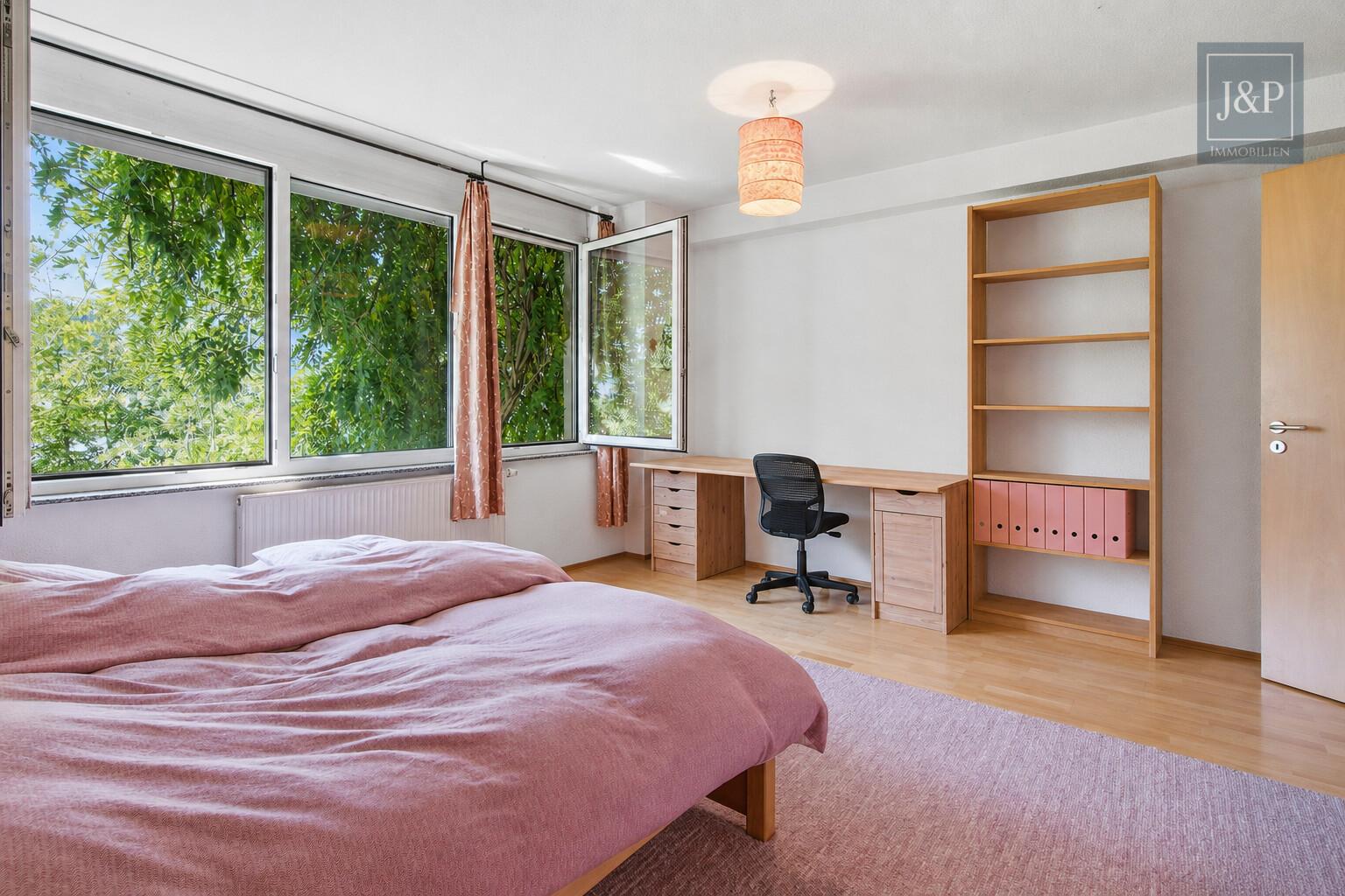 RMH mit schöner Aussicht & 3 Stellplätzen in familienfreundlicher Wohngegend von Oberursel-Nord - Schlafzimmer OG