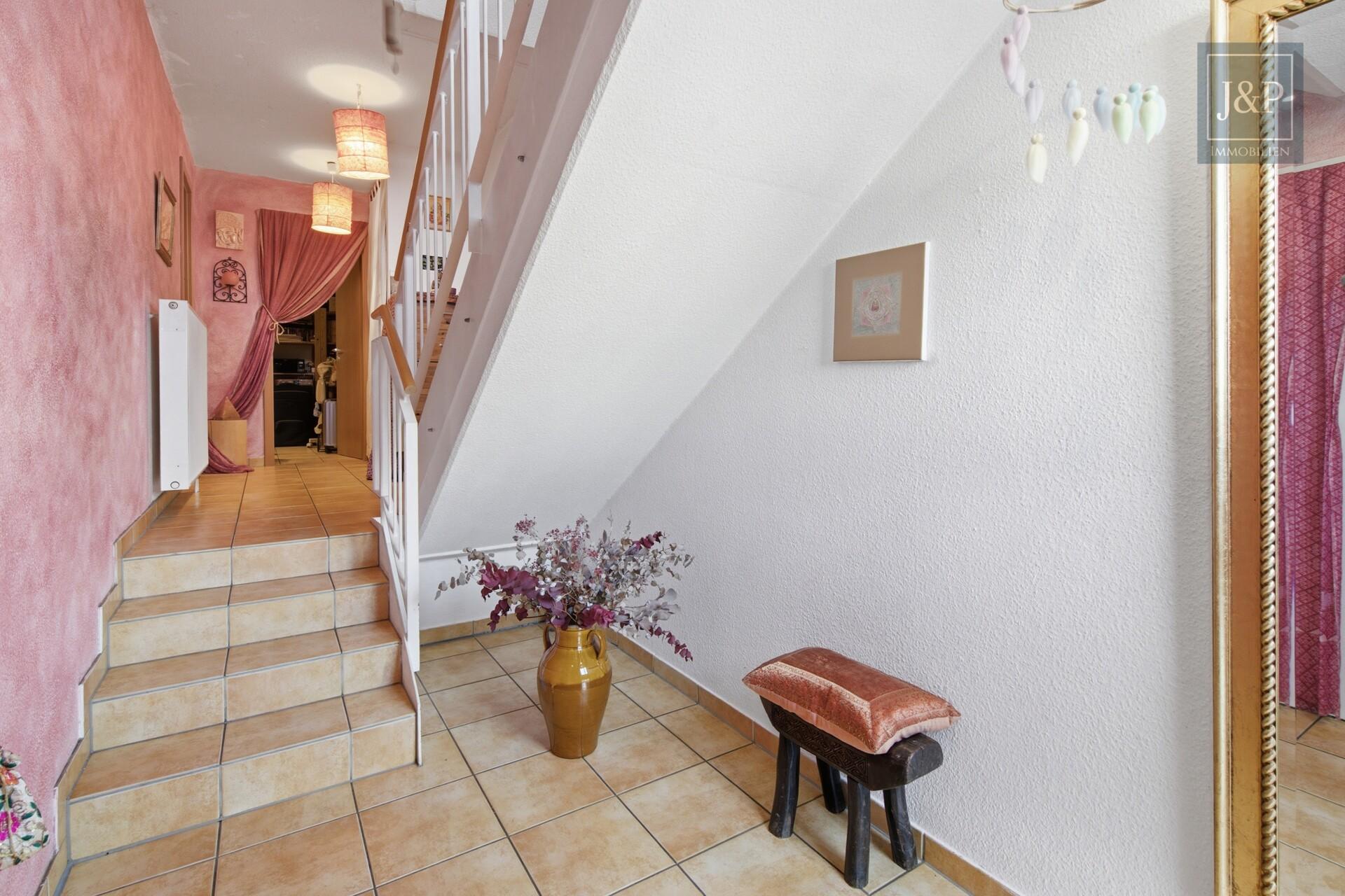 RMH mit schöner Aussicht & 3 Stellplätzen in familienfreundlicher Wohngegend von Oberursel-Nord - Flur