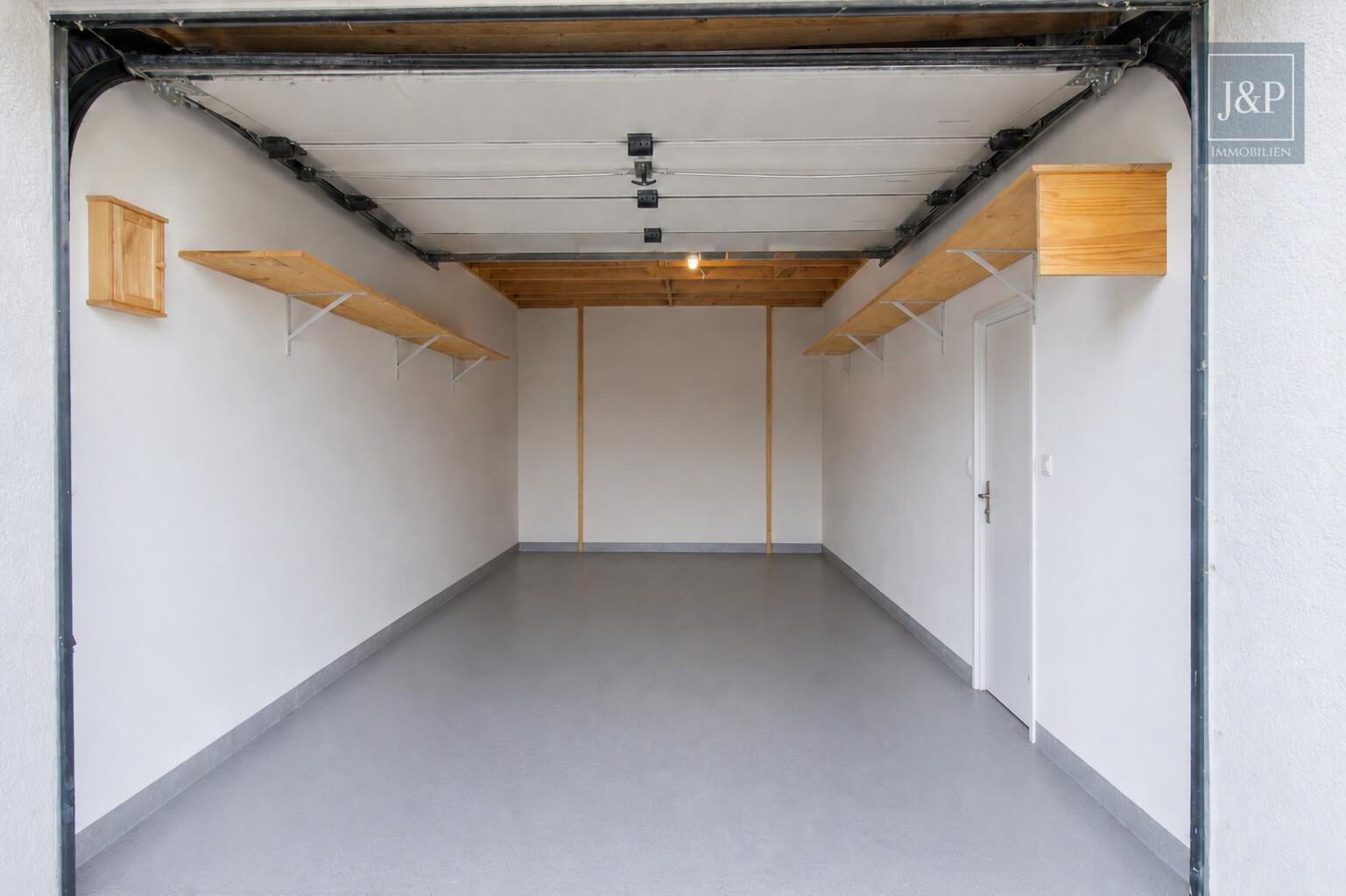 RMH mit schöner Aussicht & 3 Stellplätzen in familienfreundlicher Wohngegend von Oberursel-Nord - Garage