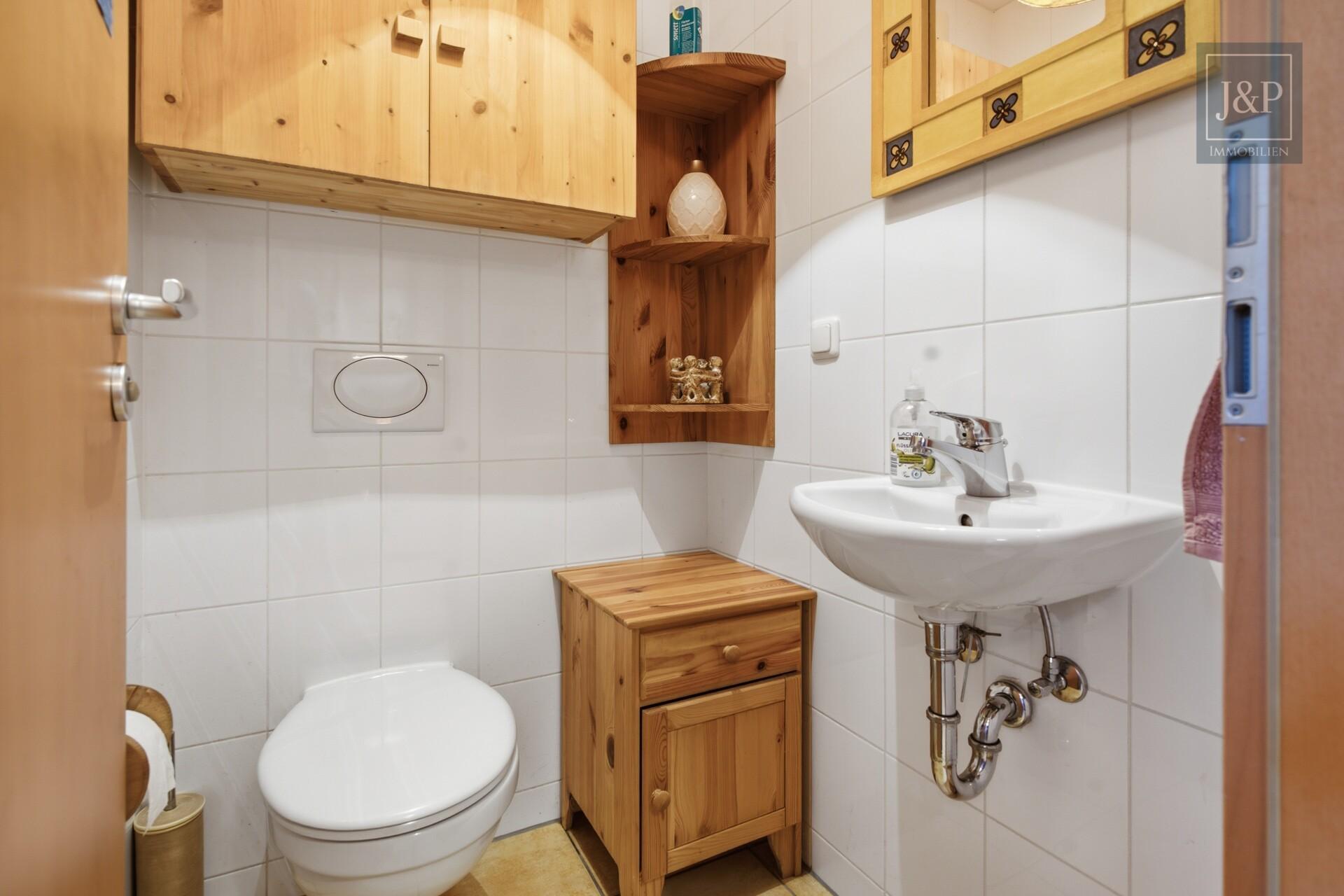 RMH mit schöner Aussicht & 3 Stellplätzen in familienfreundlicher Wohngegend von Oberursel-Nord - Gäste-WC