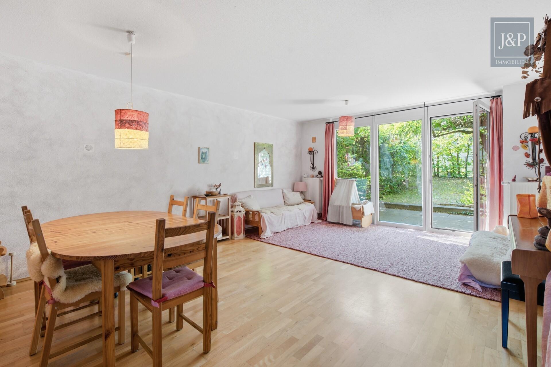 RMH mit schöner Aussicht & 3 Stellplätzen in familienfreundlicher Wohngegend von Oberursel-Nord - Wohnzimmer