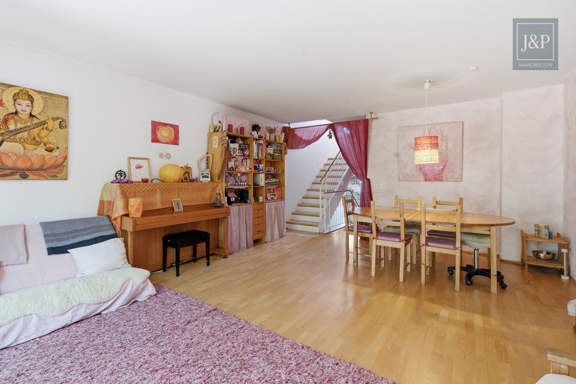 RMH mit schöner Aussicht & 3 Stellplätzen in familienfreundlicher Wohngegend von Oberursel-Nord - Wohnzimmer
