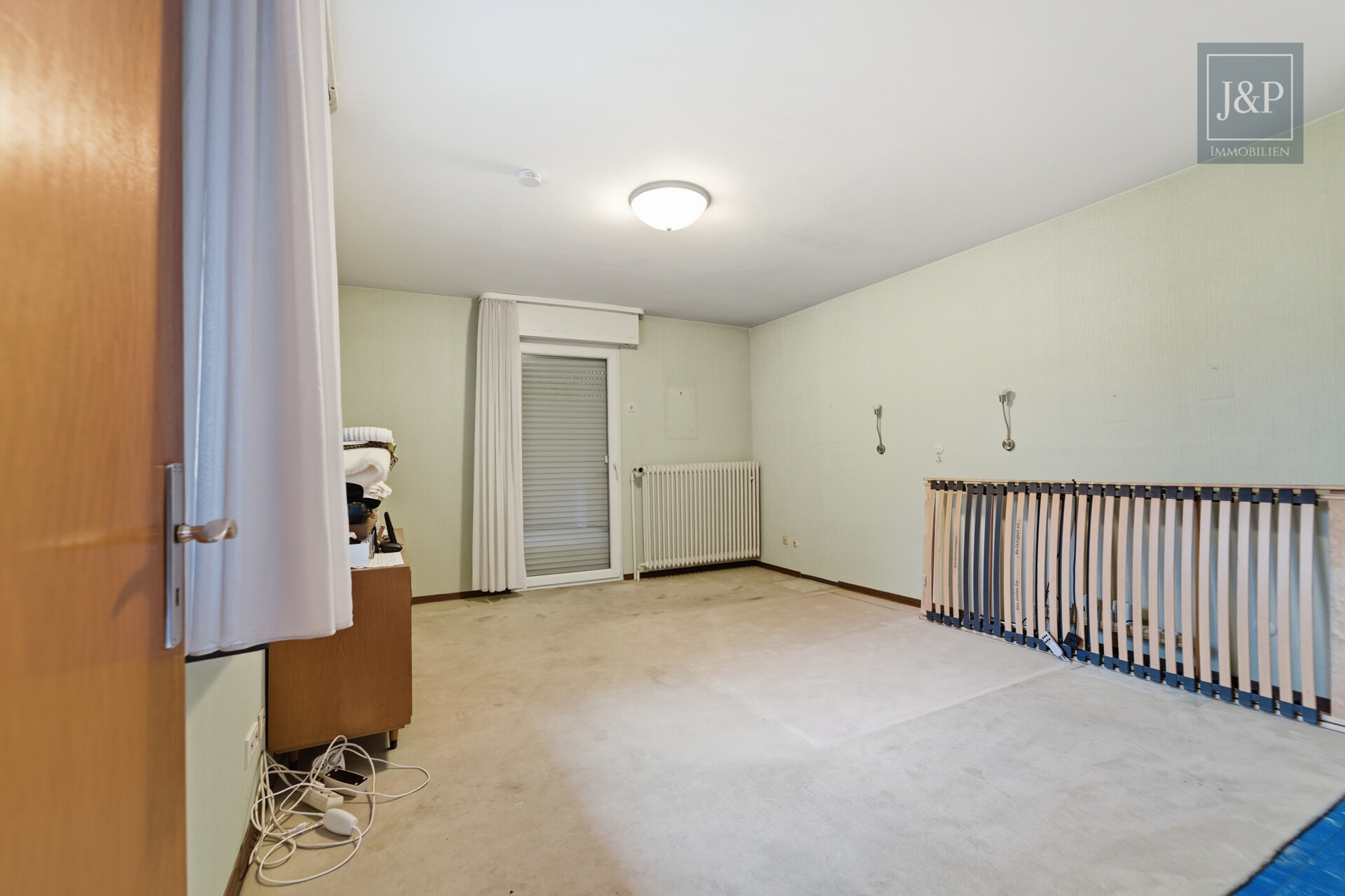 Zeitloses Einfamilienhaus mit großem Wohnbereich, Gartenblick & Balkon - 1. OG Zimmer