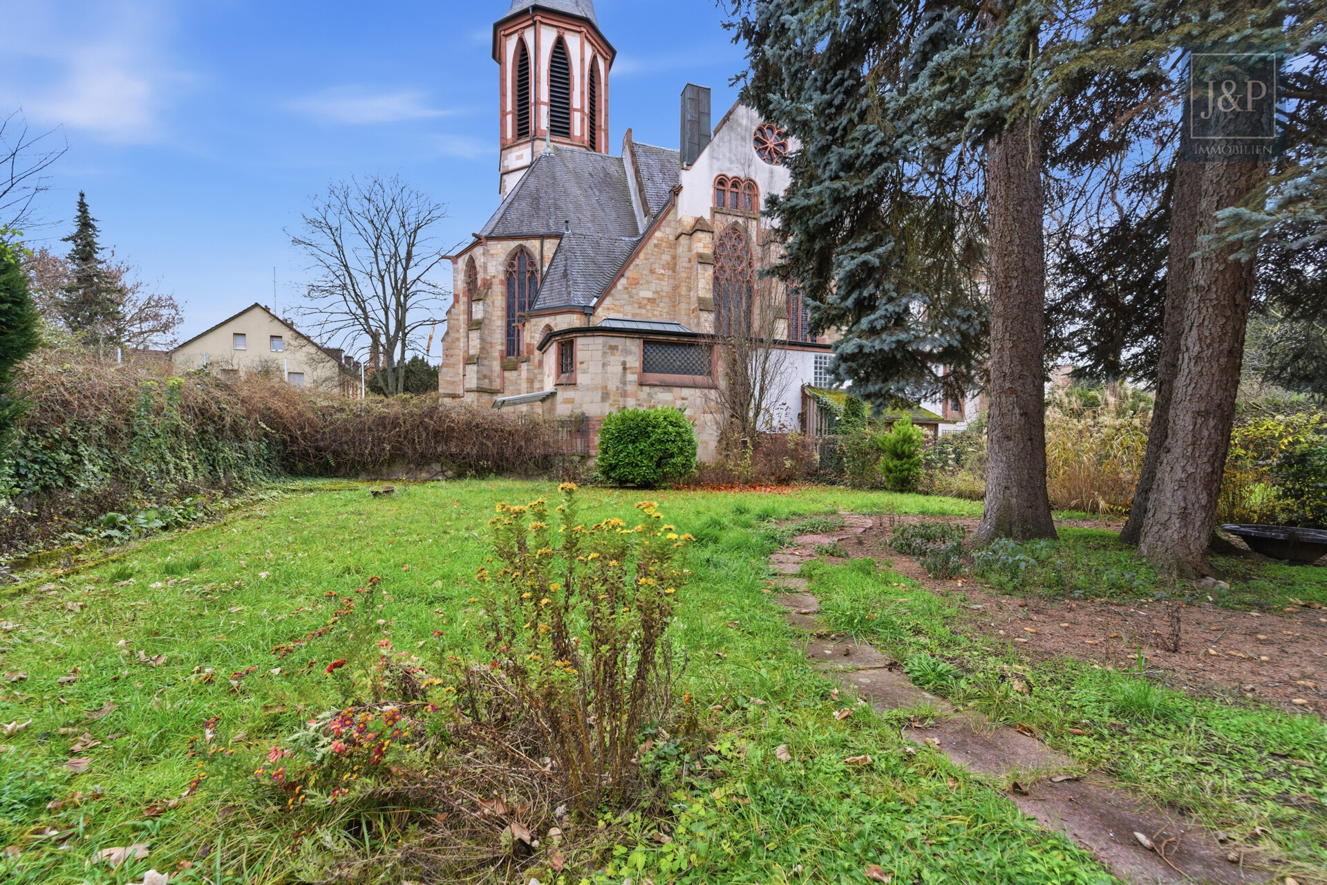 Zeitloses Einfamilienhaus mit großem Wohnbereich, Gartenblick & Balkon - Garten
