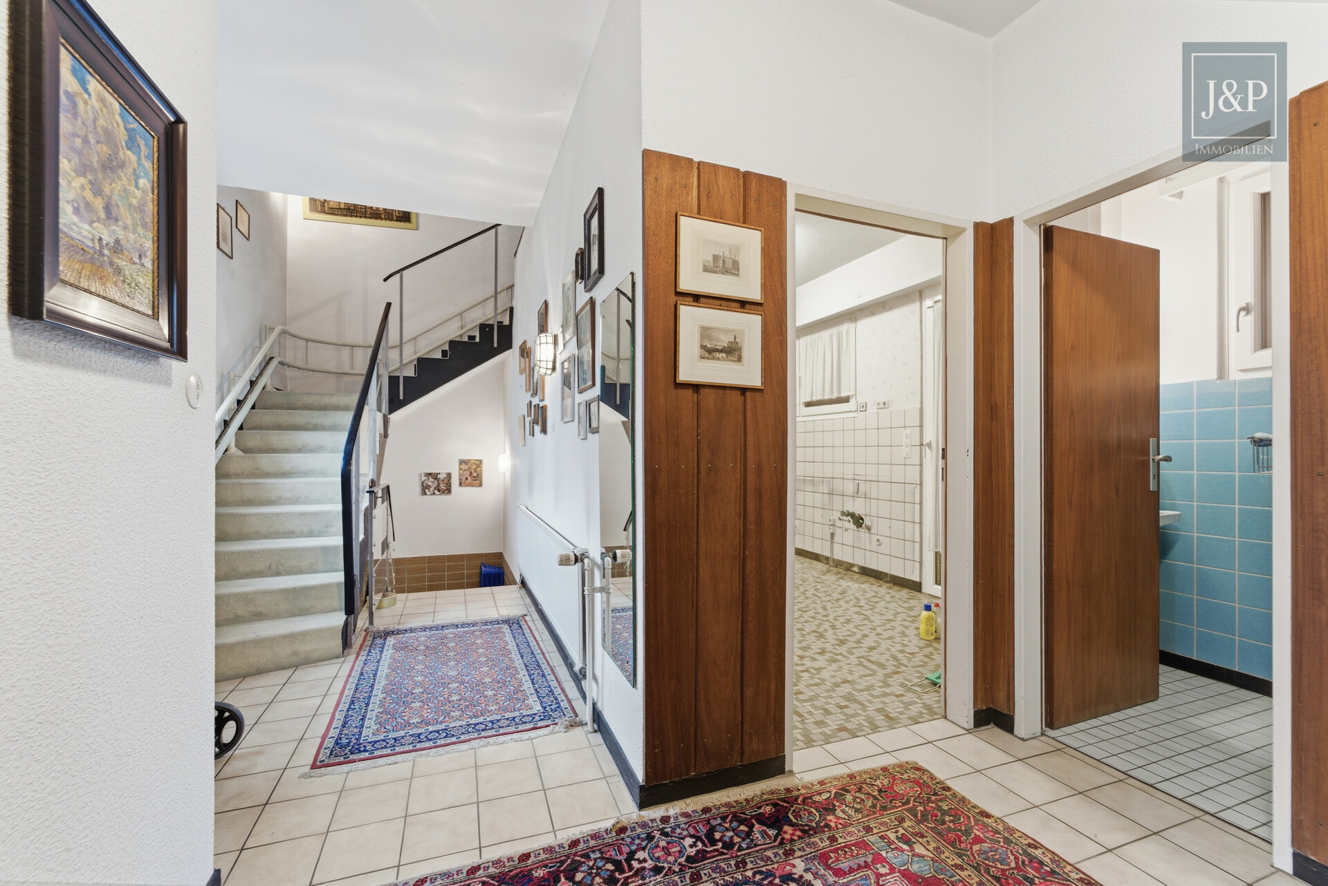 Zeitloses Einfamilienhaus mit großem Wohnbereich, Gartenblick & Balkon - Eingangsbereich