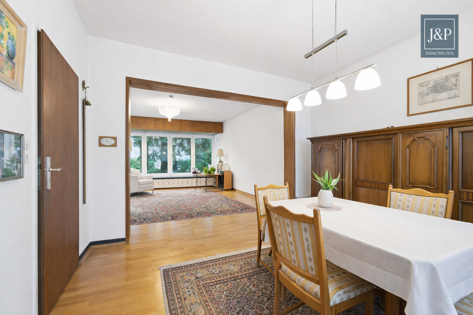 Zeitloses Einfamilienhaus mit großem Wohnbereich, Gartenblick & Balkon - Wohn-und Essbereich