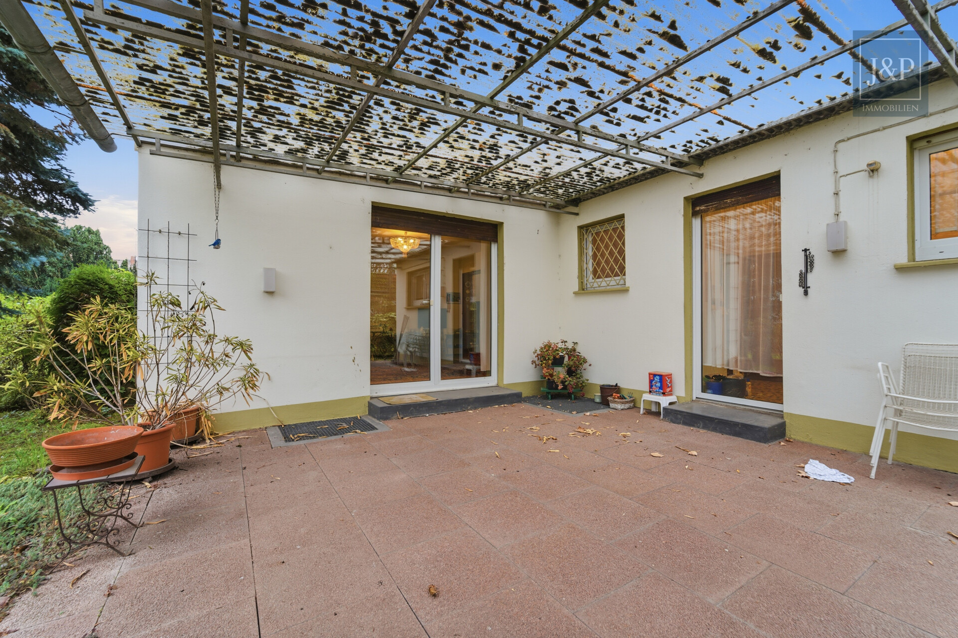 Zeitloses Einfamilienhaus mit großem Wohnbereich, Gartenblick & Balkon - Terrasse