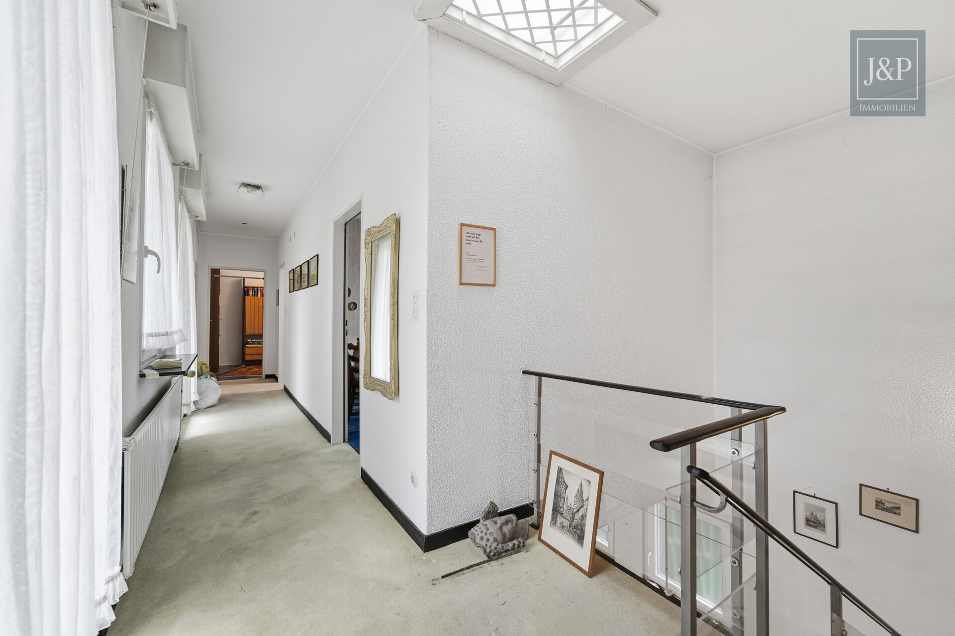 Zeitloses Einfamilienhaus mit großem Wohnbereich, Gartenblick & Balkon - 1. OG Flur