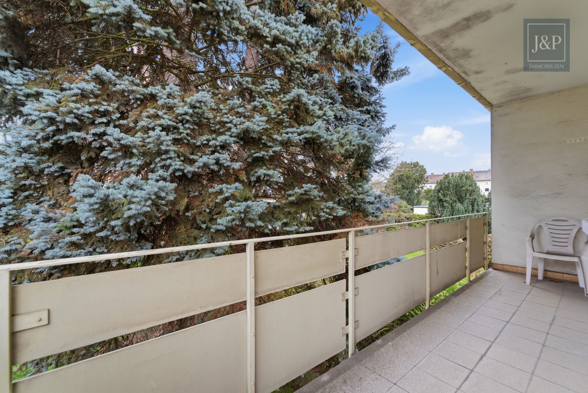 Zeitloses Einfamilienhaus mit großem Wohnbereich, Gartenblick & Balkon - 1. OG Balkon